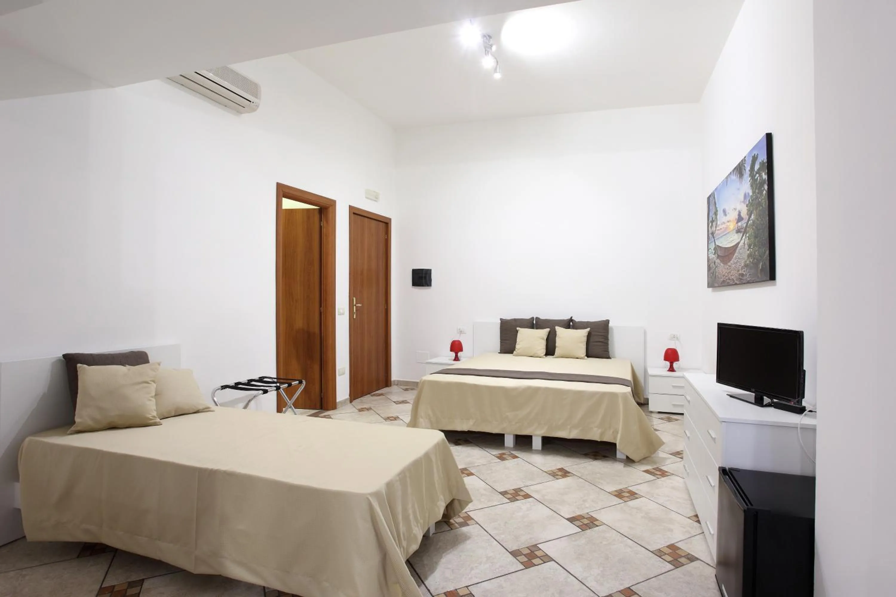 Photo of the whole room, Bed in Napoli Sea