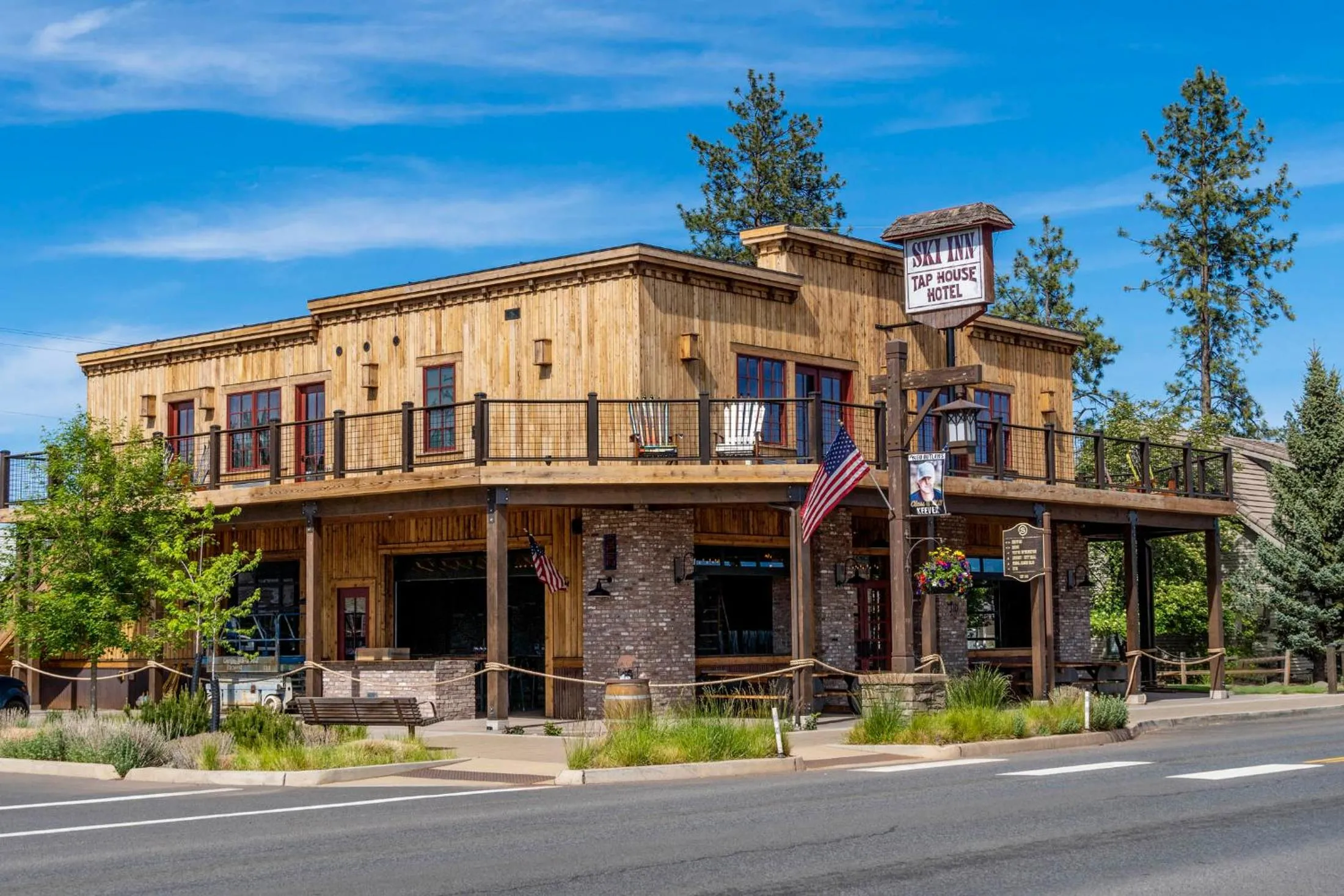 Ski Inn Taphouse Hotel