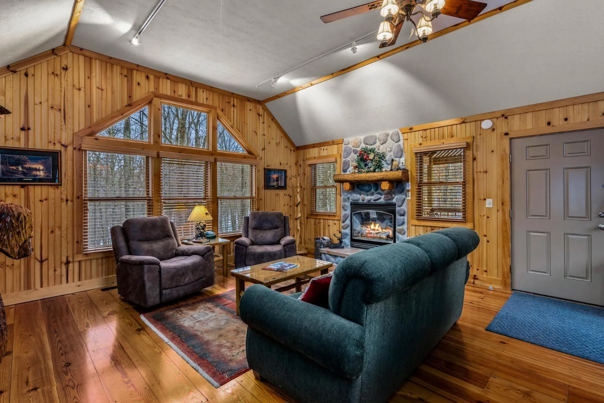 Living room in Cherry Ridge Retreat Luxury Cabins