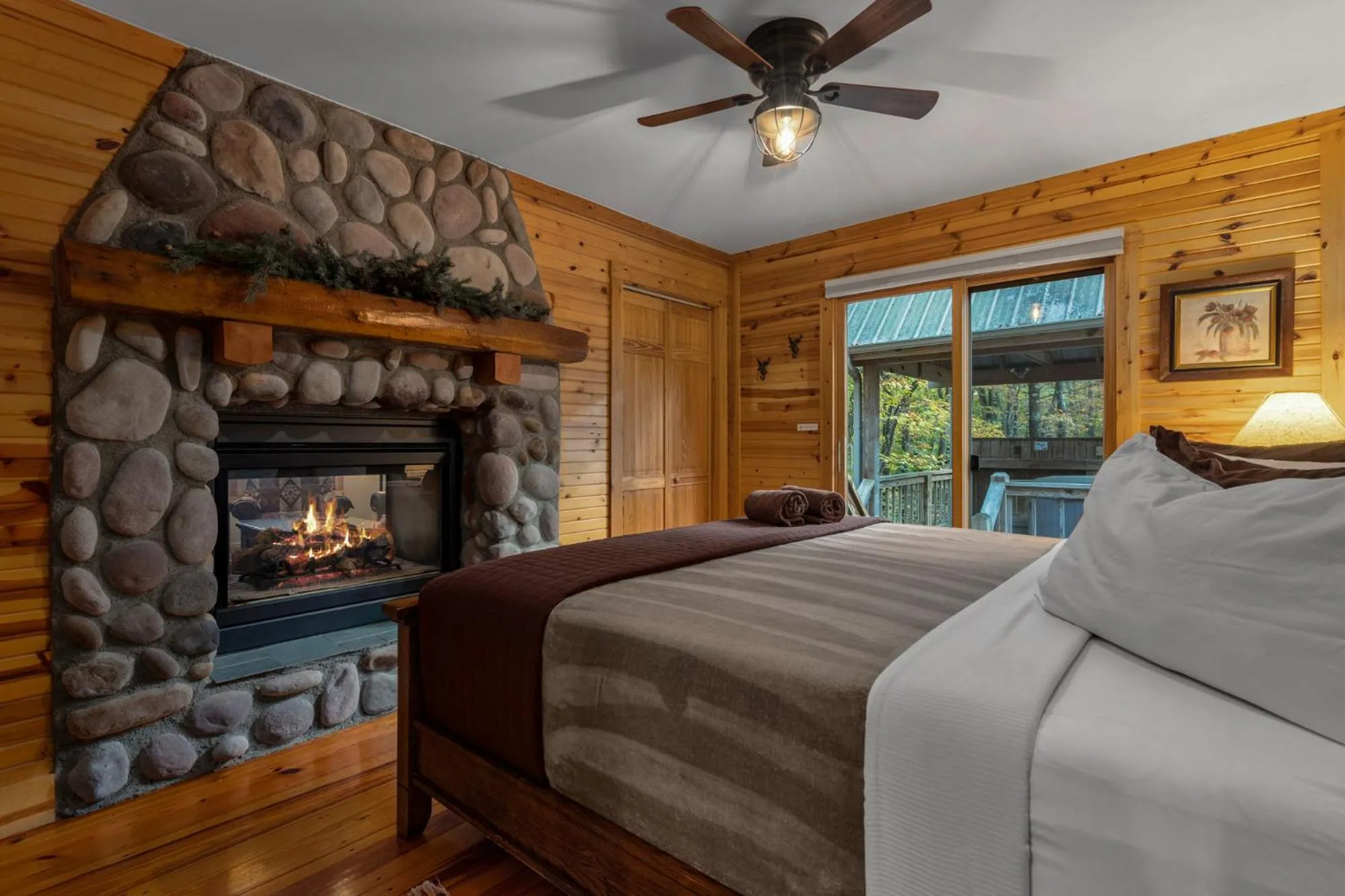 Bedroom, Bed in Cherry Ridge Retreat Luxury Cabins