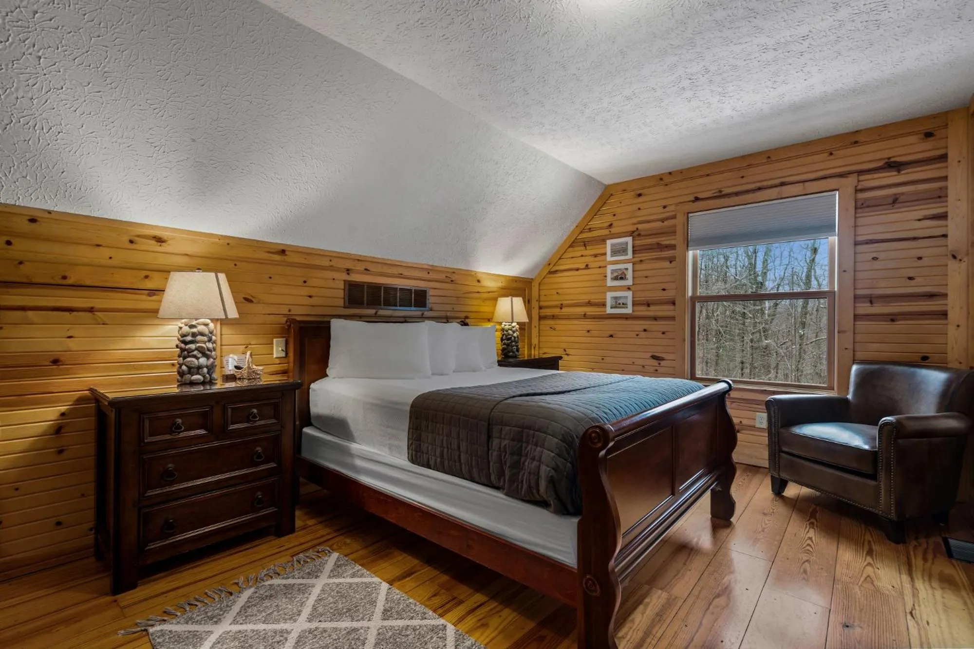 Bedroom, Bed in Cherry Ridge Retreat Luxury Cabins