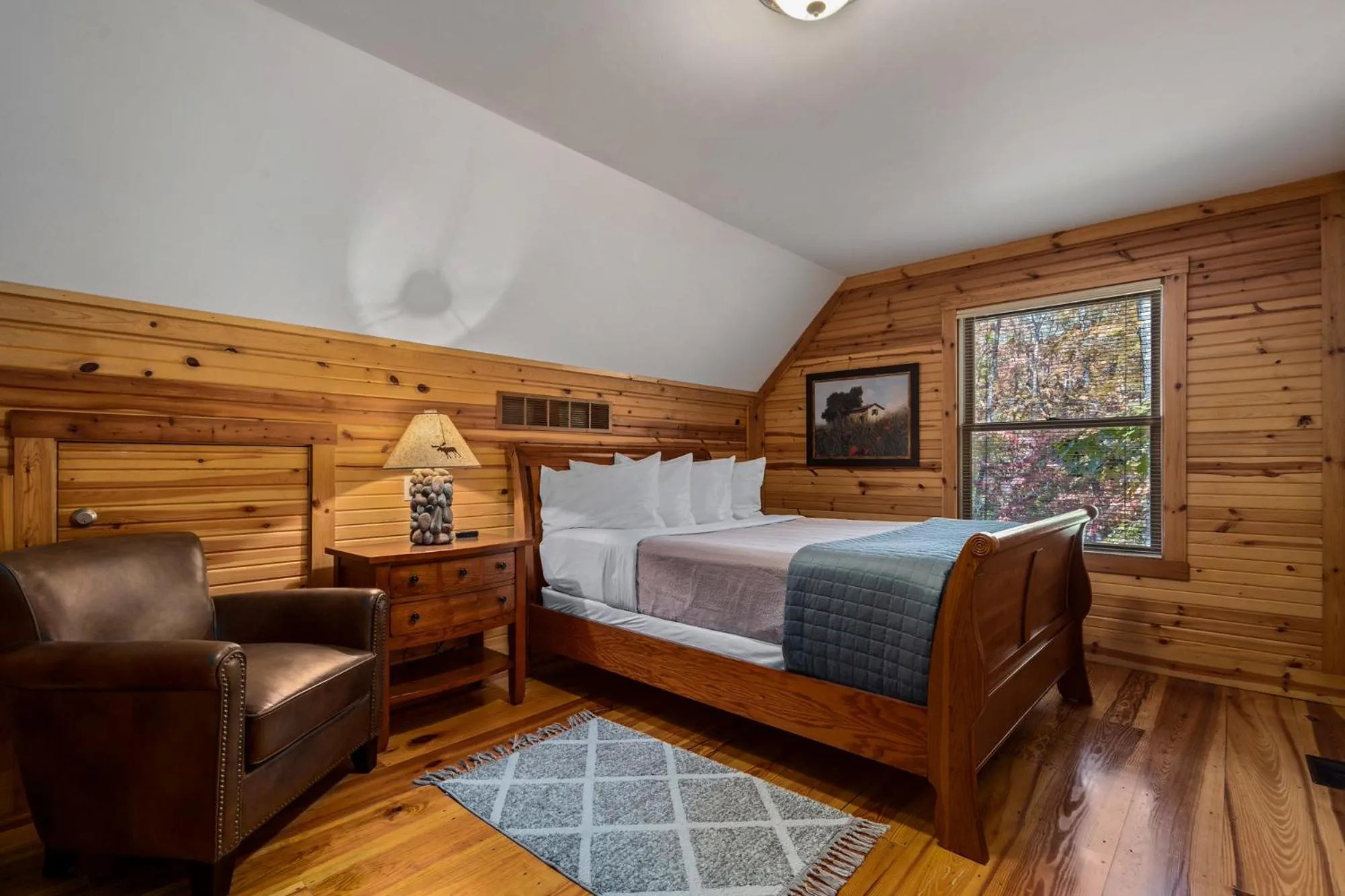 Bed in Cherry Ridge Retreat Luxury Cabins