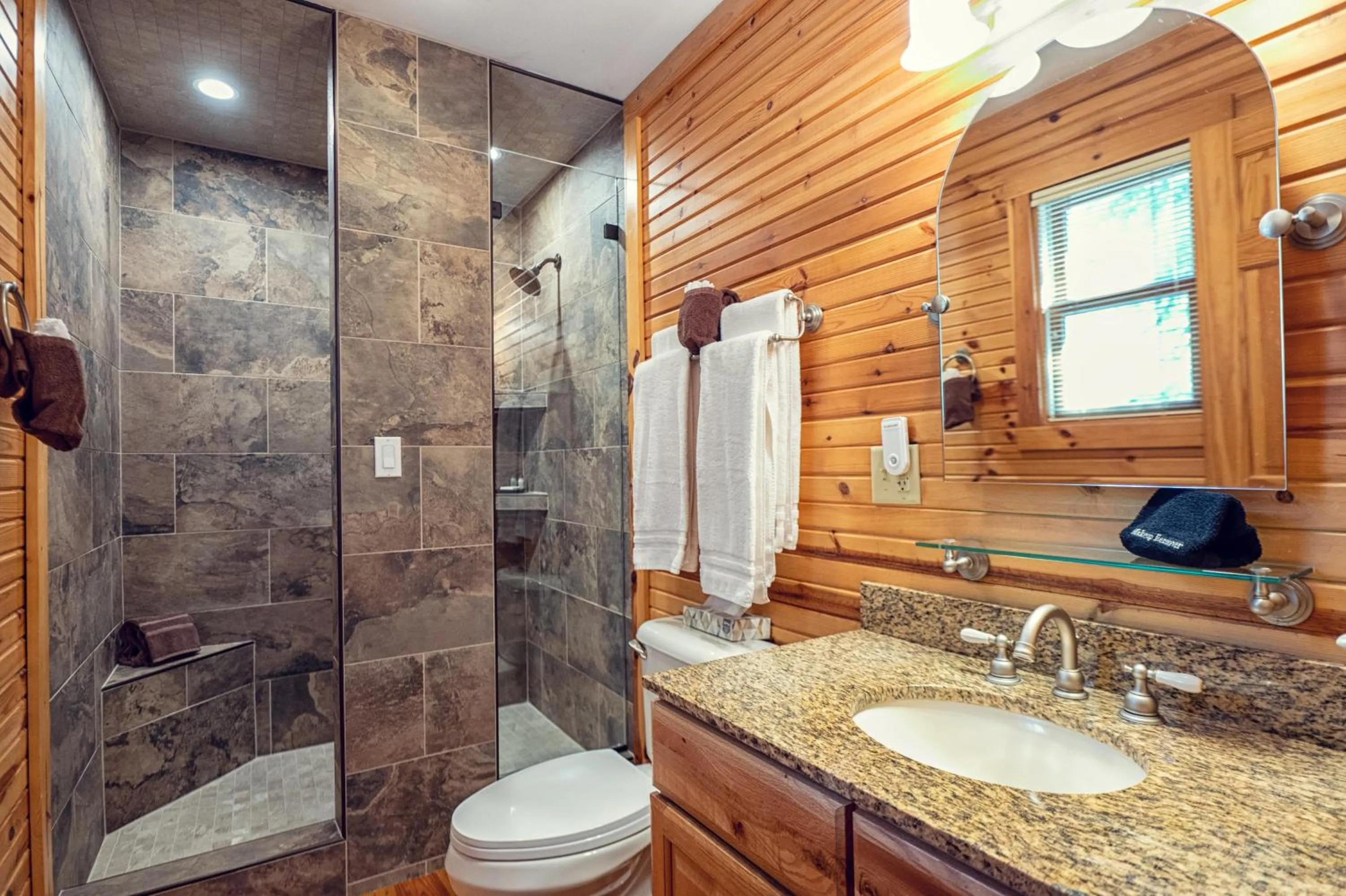 Shower in Cherry Ridge Retreat Luxury Cabins
