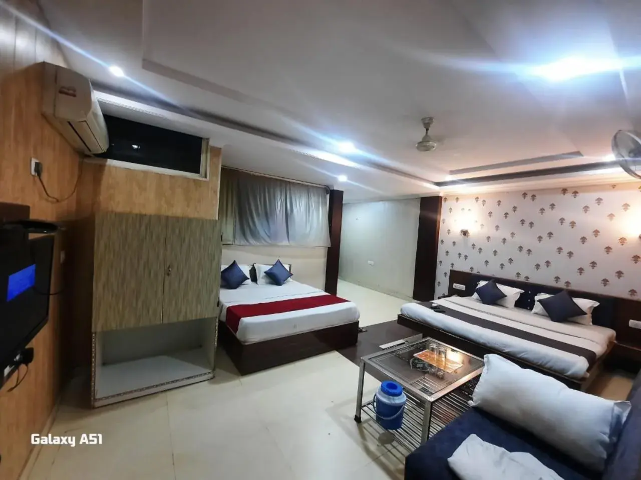 Family Room with Private Bathroom in Hotel Rock View Family Room with Private Bathroom in Hotel Rock View