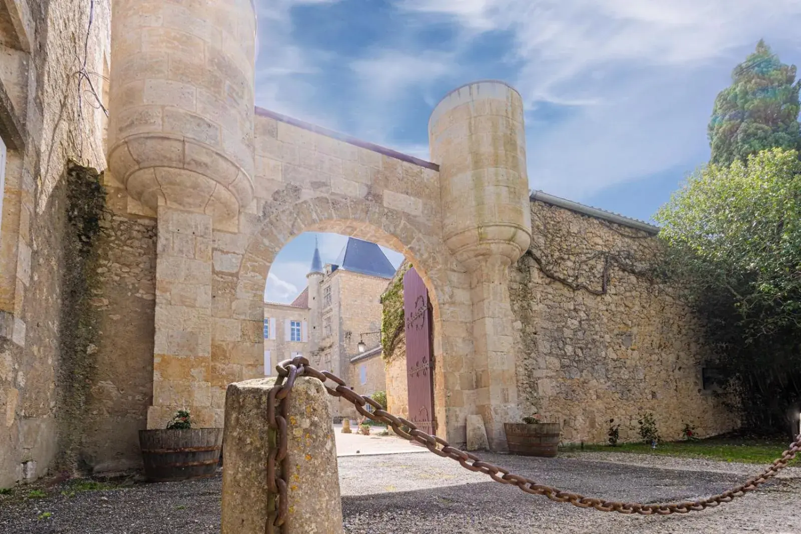 Facade/entrance in Château de Mons Armagnac Facade/entrance in Château de Mons Armagnac