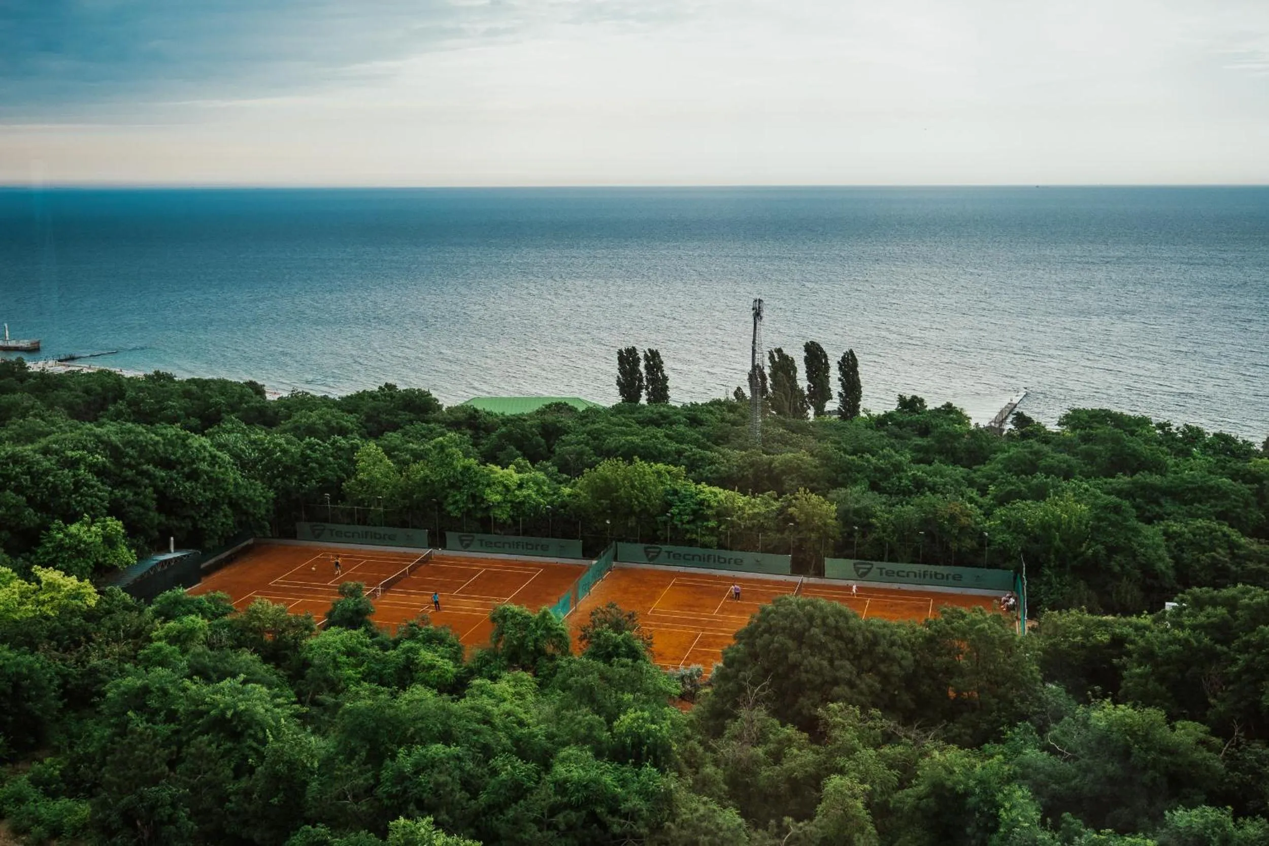 Tennis court in Hotel Panorama De Luxe