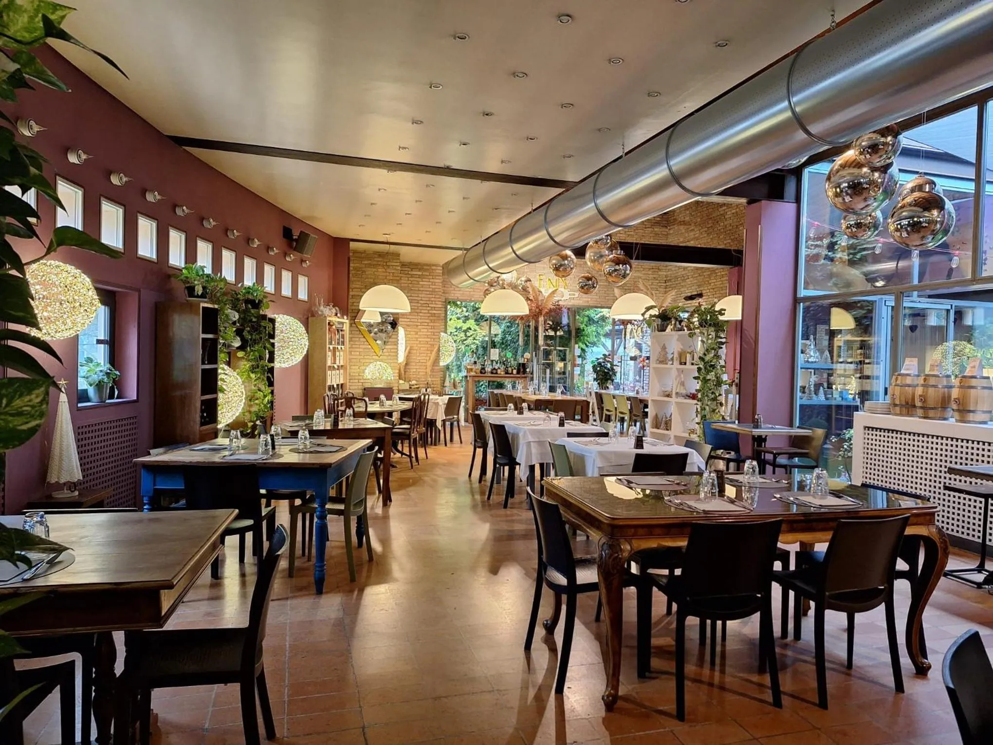 Restaurant/places to eat in Hotel Tre Ville