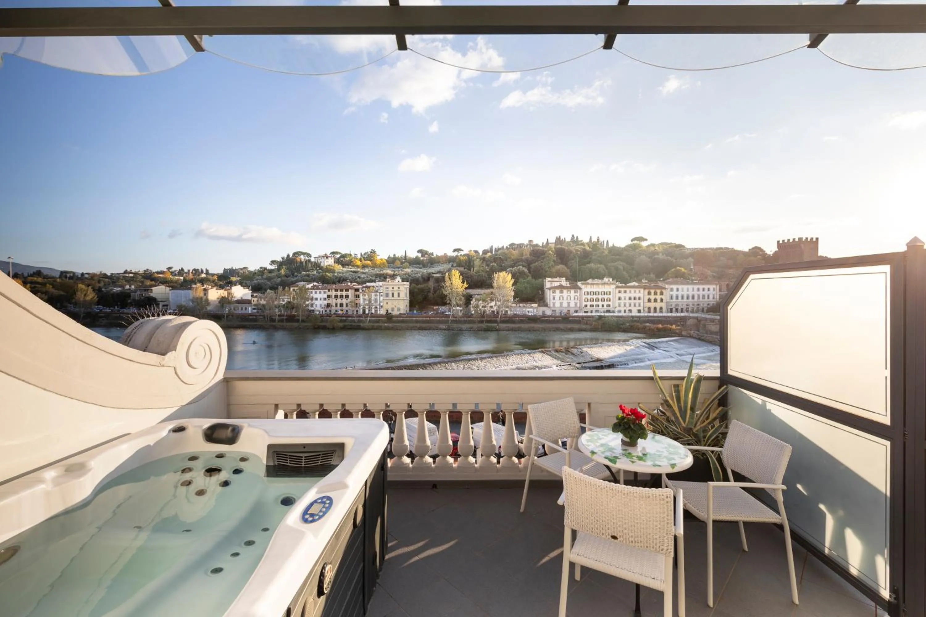 Hot Tub in LHP Hotel River & SPA