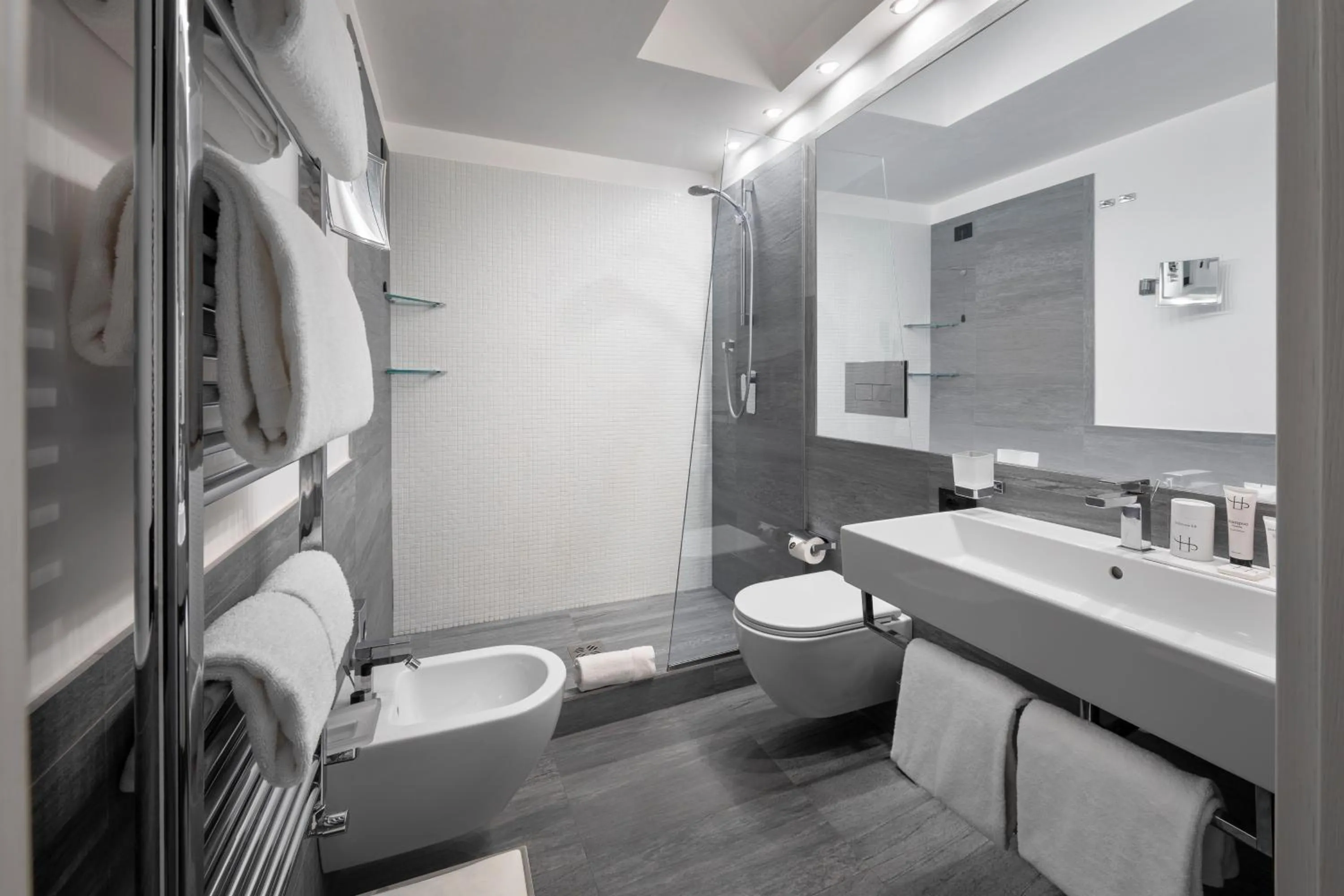 Toilet in LHP Hotel River & SPA