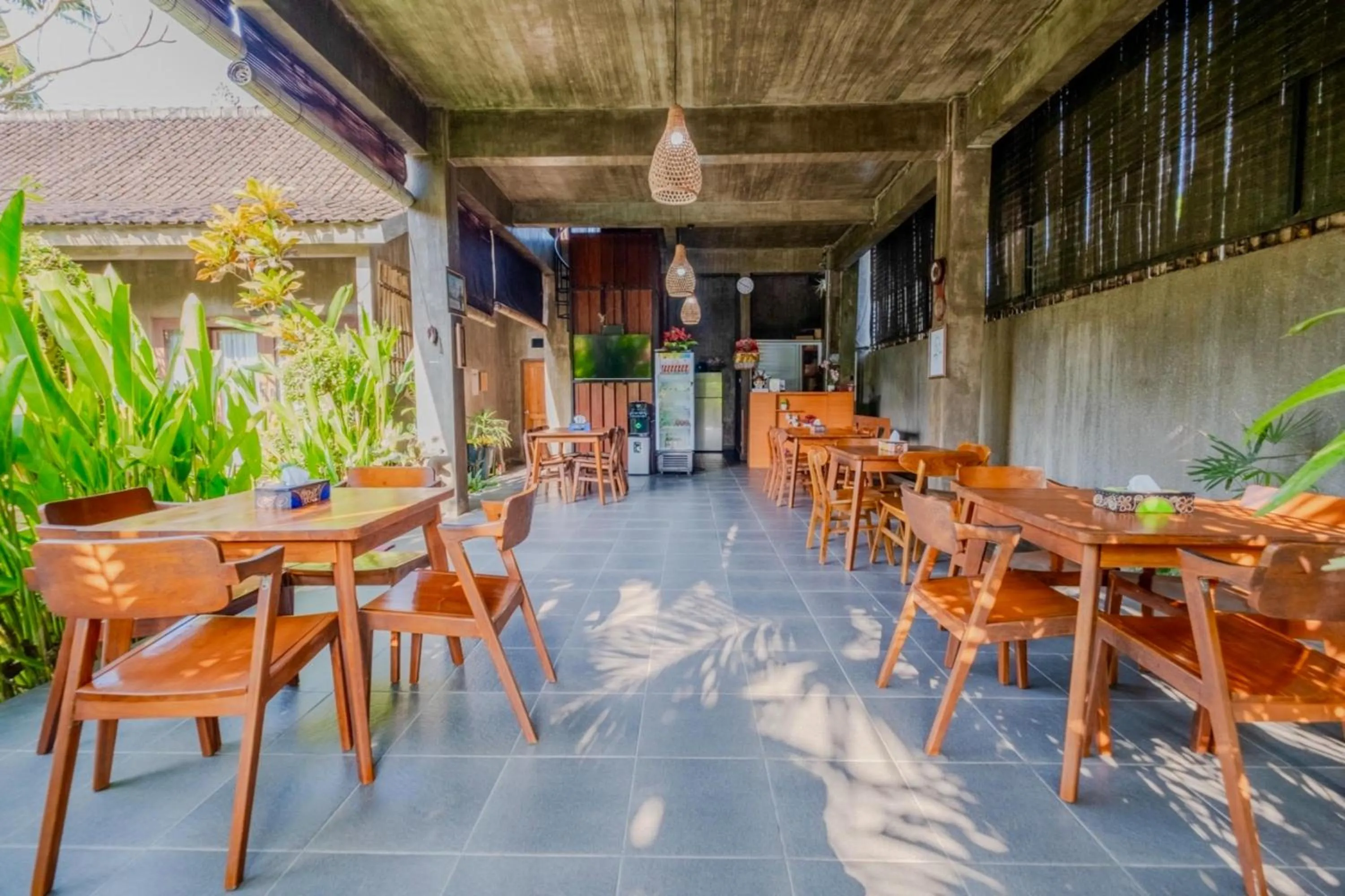 Restaurant/places to eat in Elemento Homestay Badung