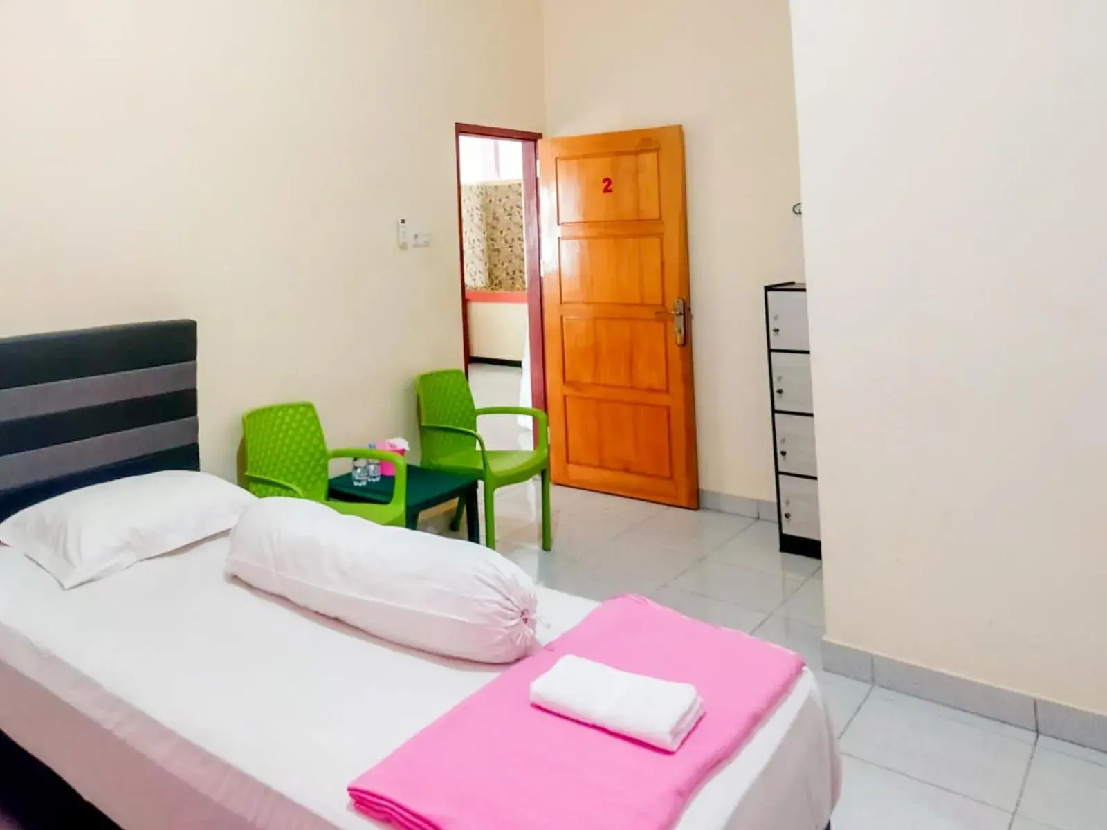 Bed in RedDoorz @ Makarios Hotel Poso Bed in RedDoorz @ Makarios Hotel Poso