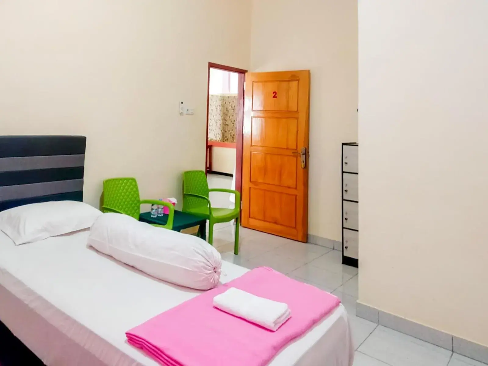 Bed in RedDoorz @ Makarios Hotel Poso Bed in RedDoorz @ Makarios Hotel Poso