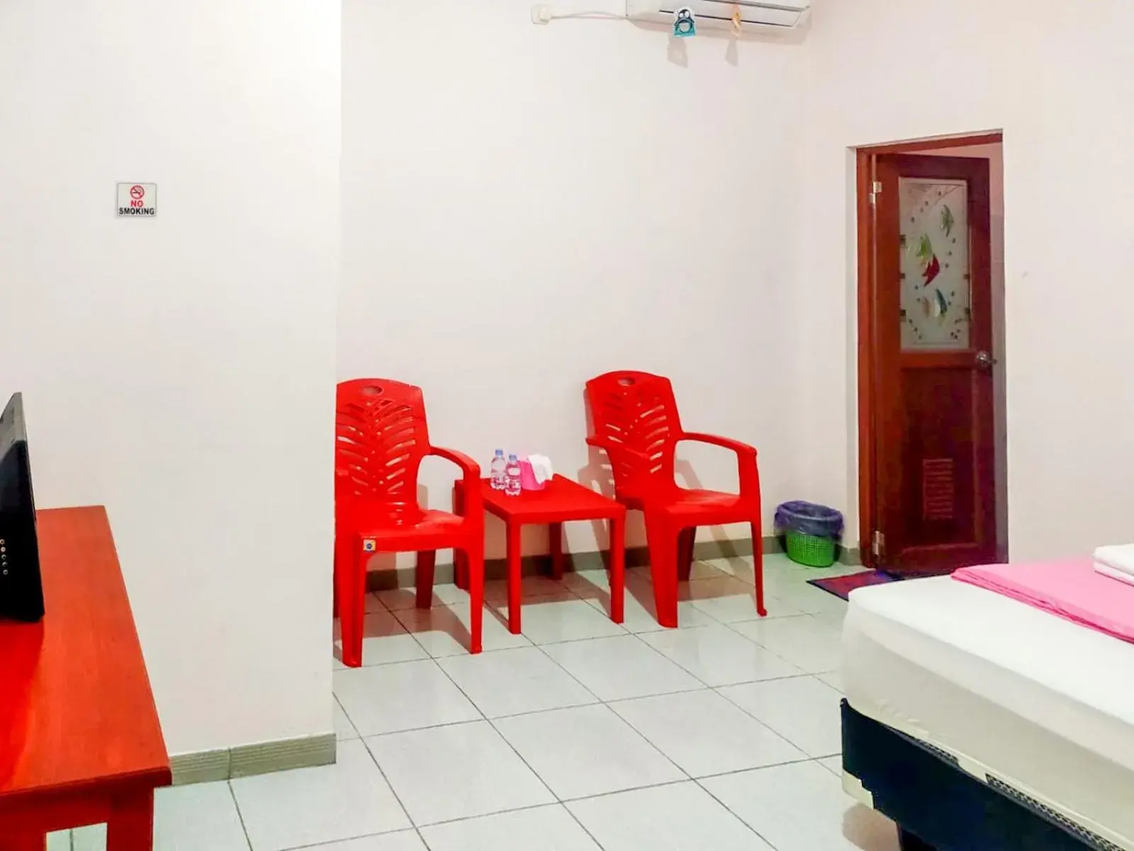 Bed in RedDoorz @ Makarios Hotel Poso Bed in RedDoorz @ Makarios Hotel Poso