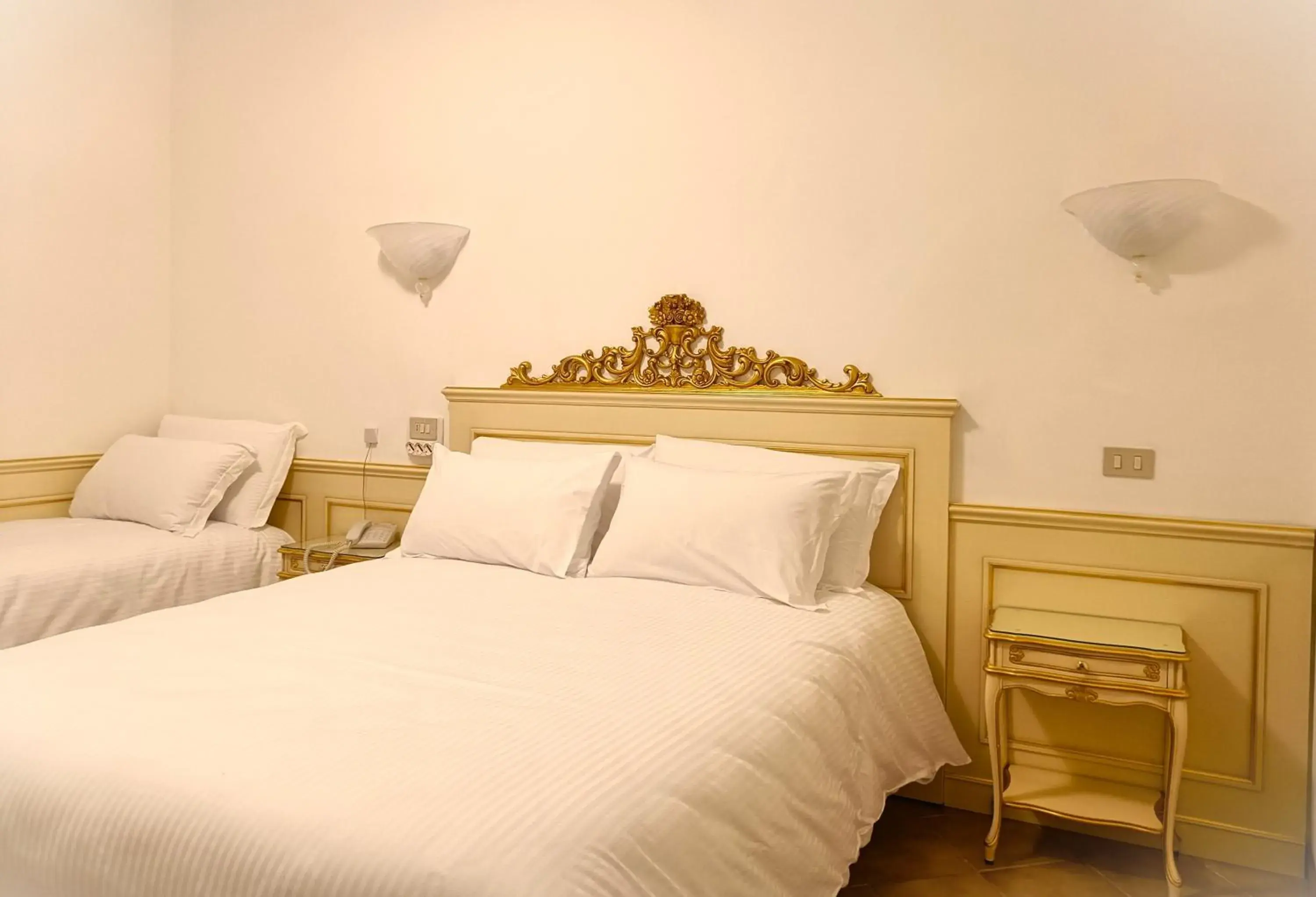 Triple Room with Private Bathroom in Hotel Guerrini Triple Room with Private Bathroom in Hotel Guerrini