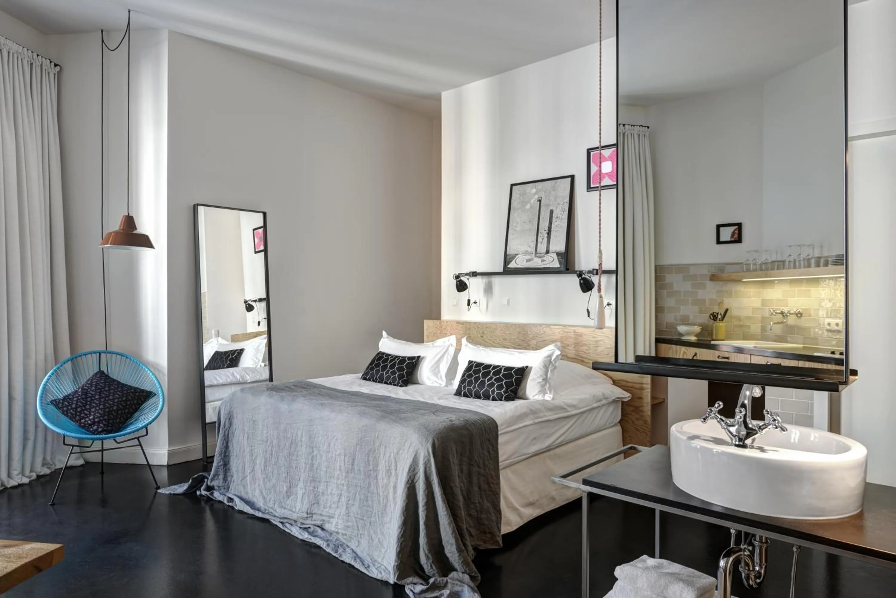 Bedroom, Bed in Gorki Apartments