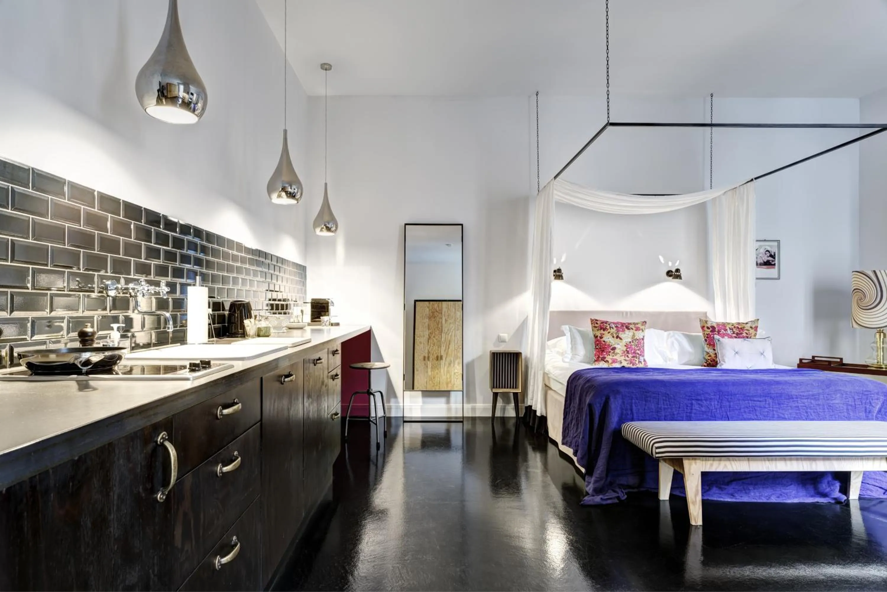 Kitchen or kitchenette, Bed in Gorki Apartments