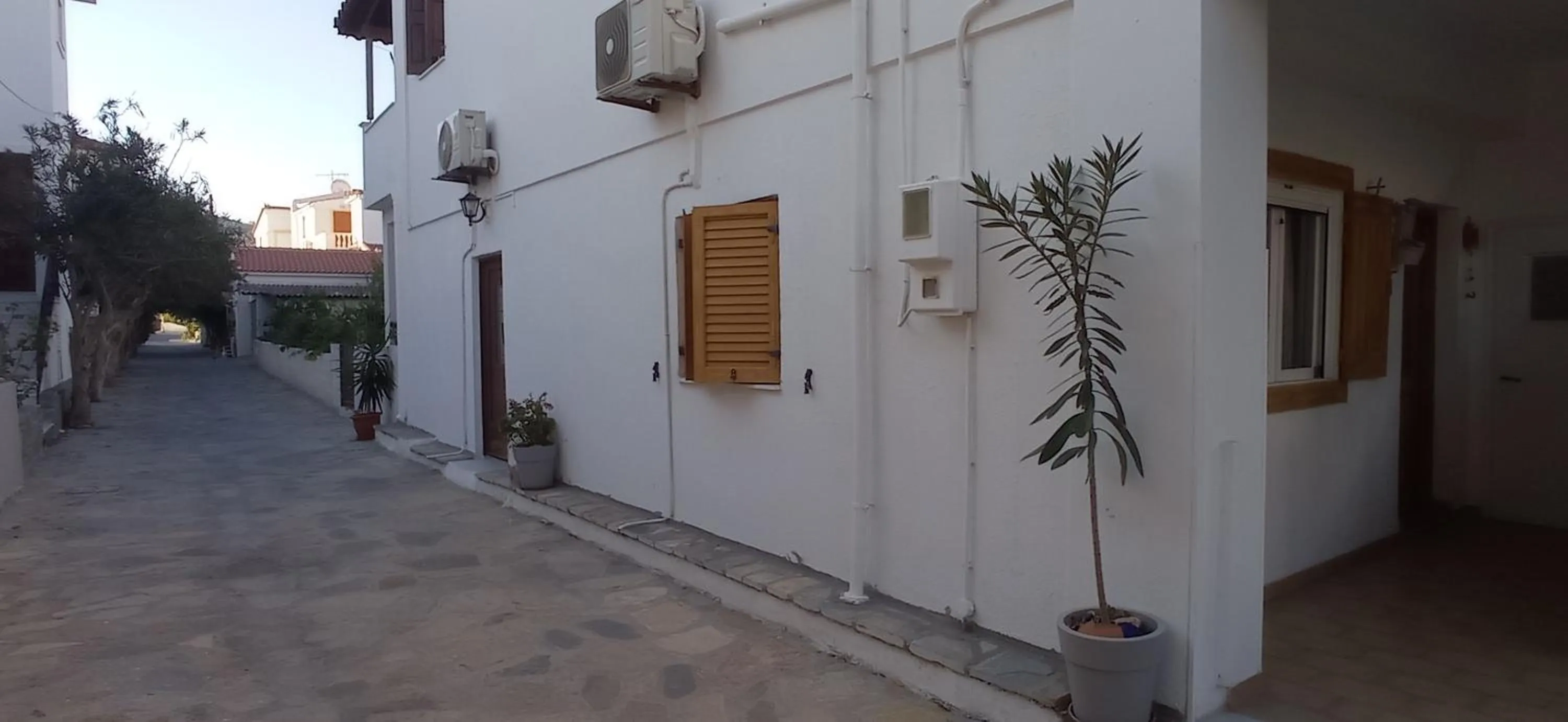 Facade/entrance in Veroniki Studios