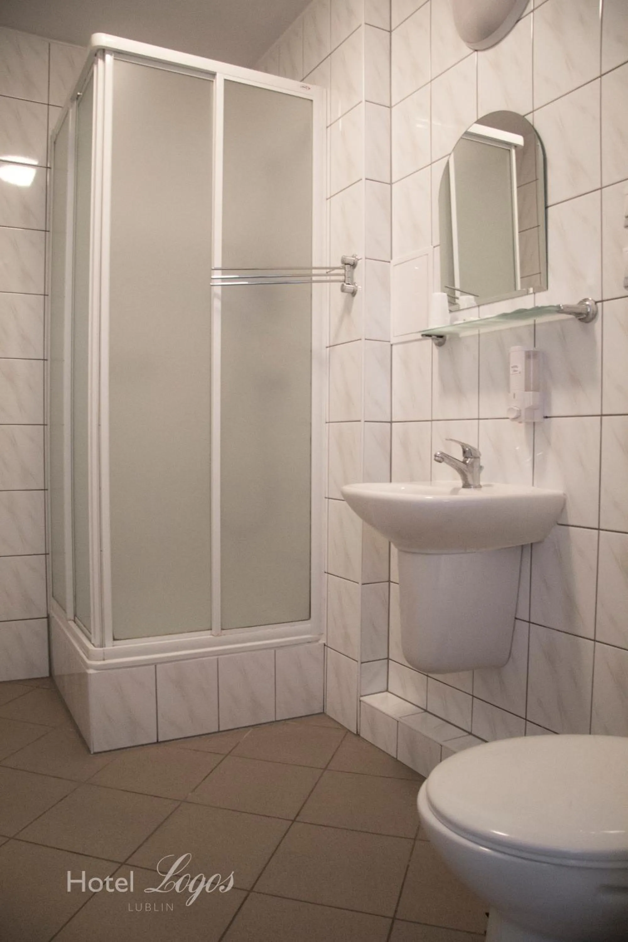Shower in Hotel Logos
