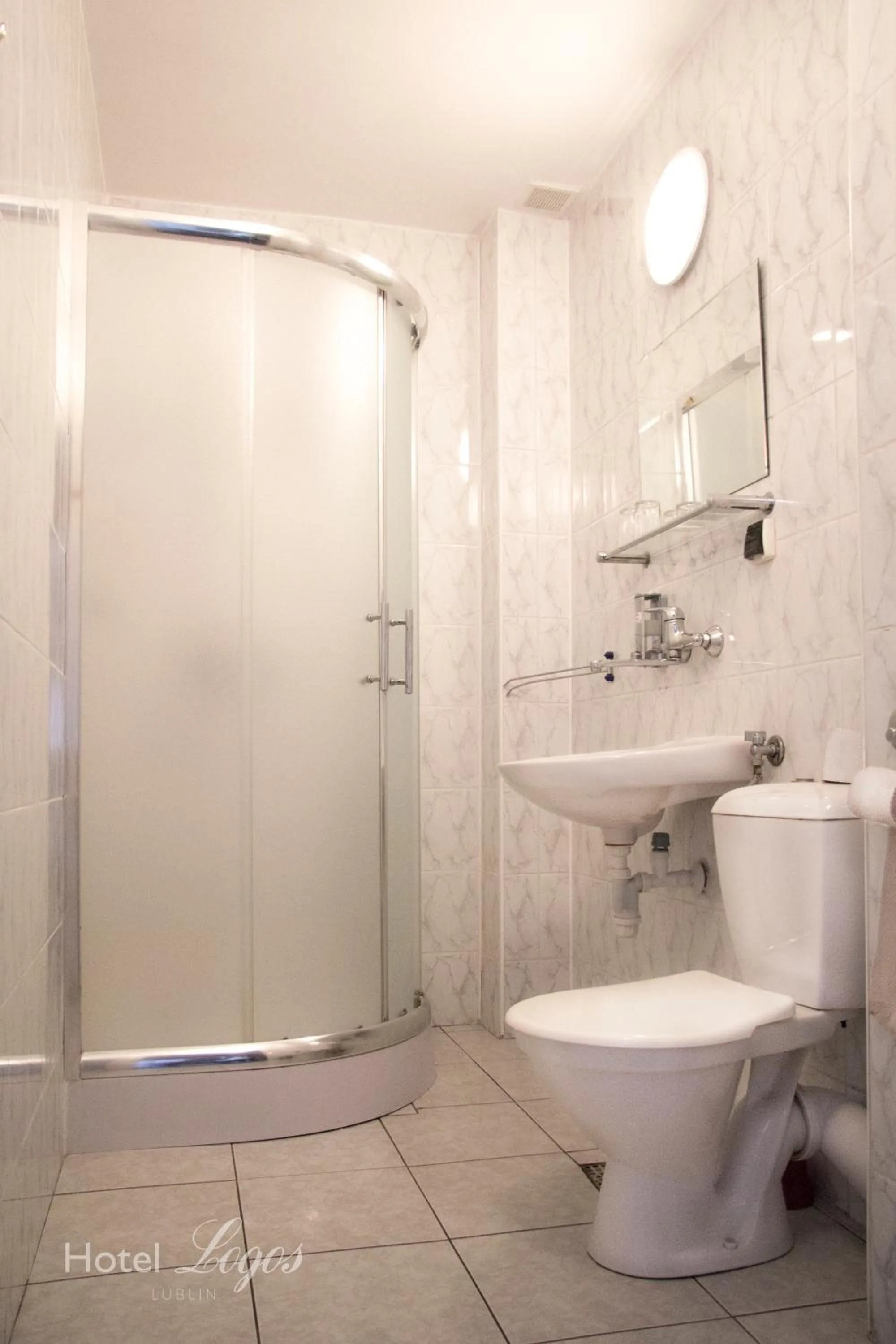 Bathroom in Hotel Logos