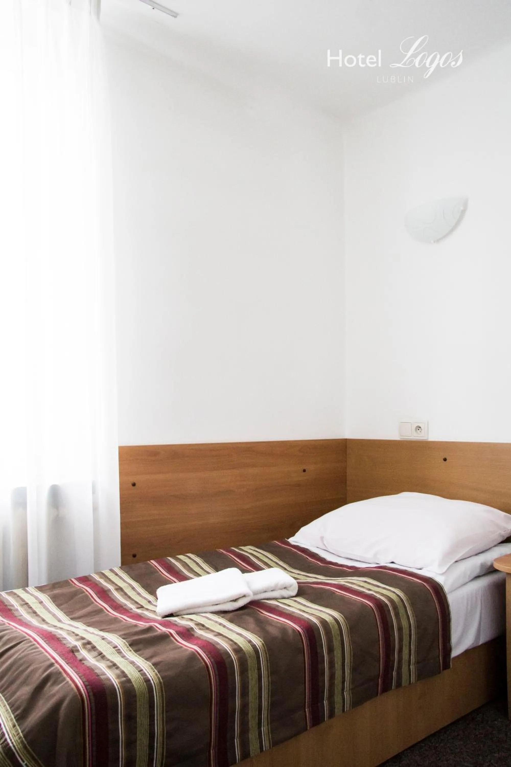 Seating area, Bed in Hotel Logos