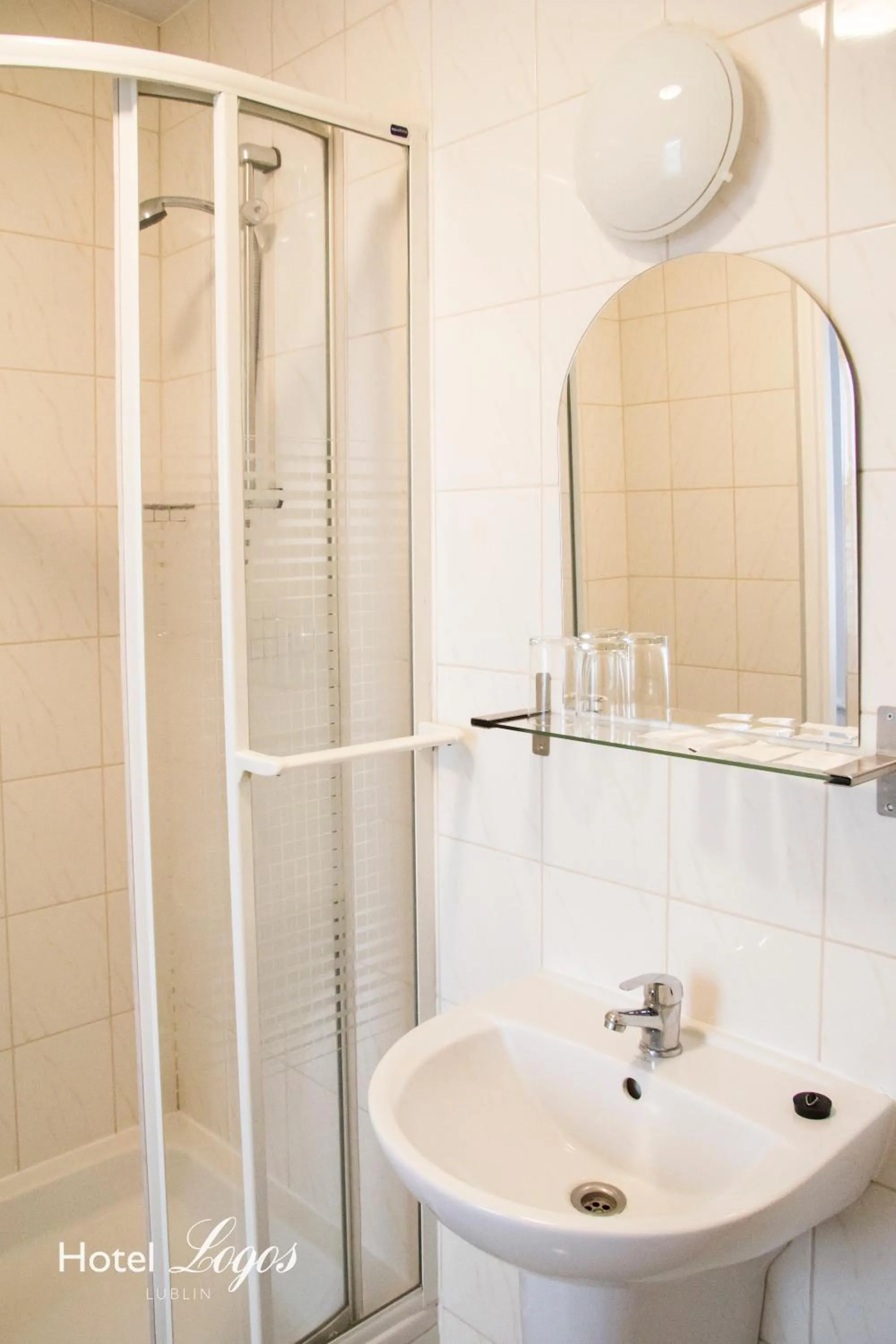 Bathroom in Hotel Logos