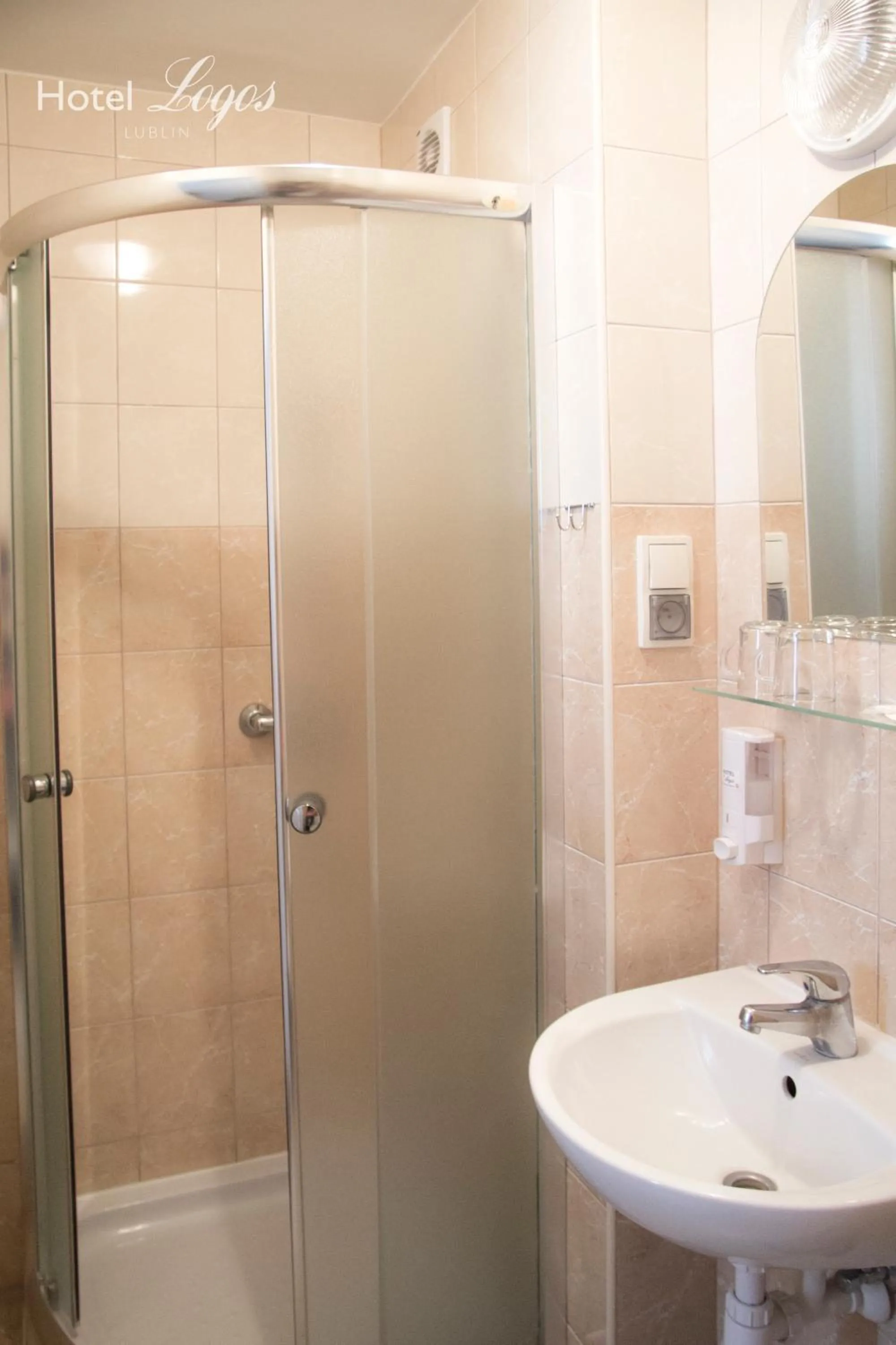 Bathroom in Hotel Logos