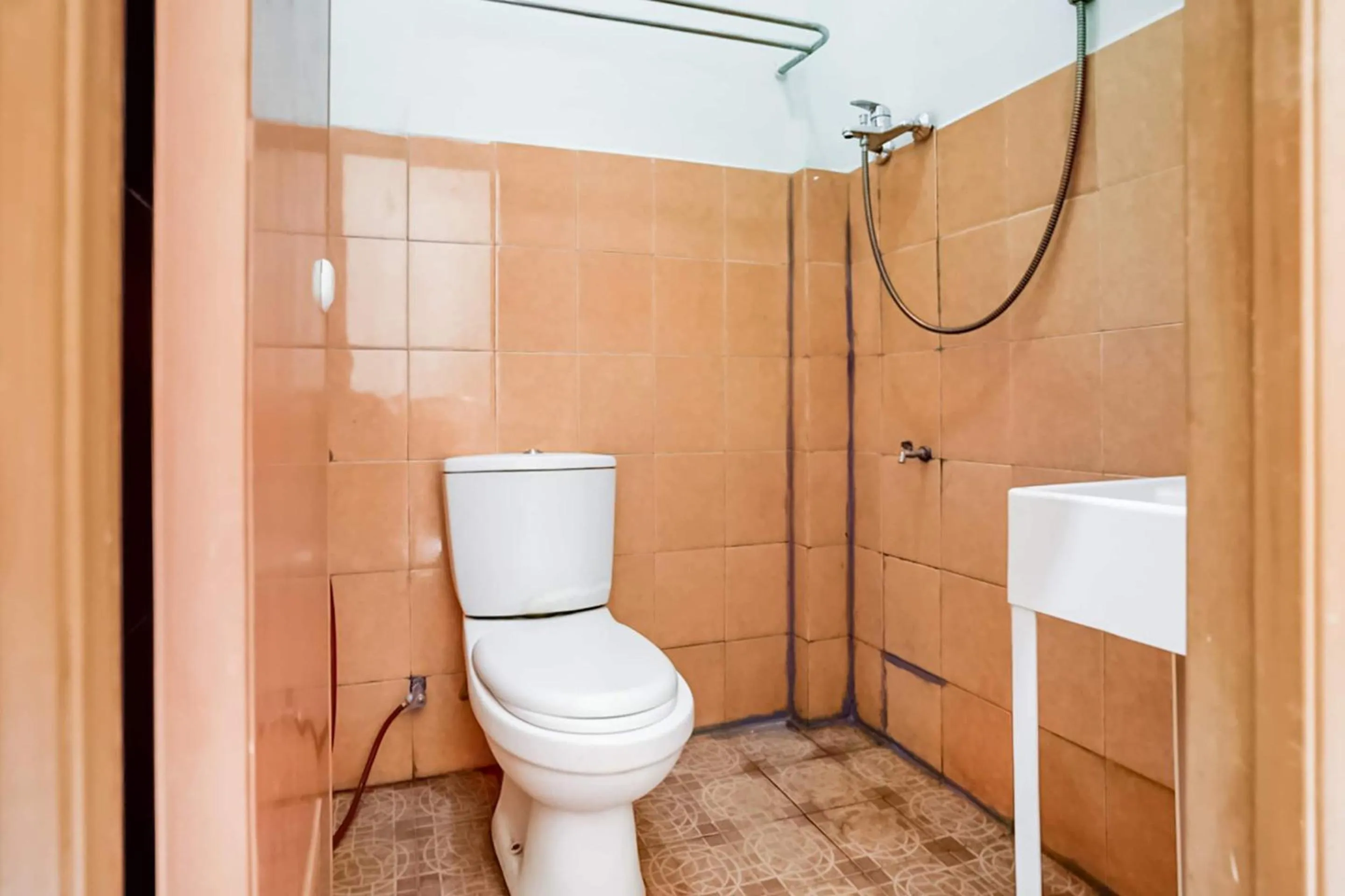 Bathroom in OYO Life 91160 Wisma Srijaya Syariah