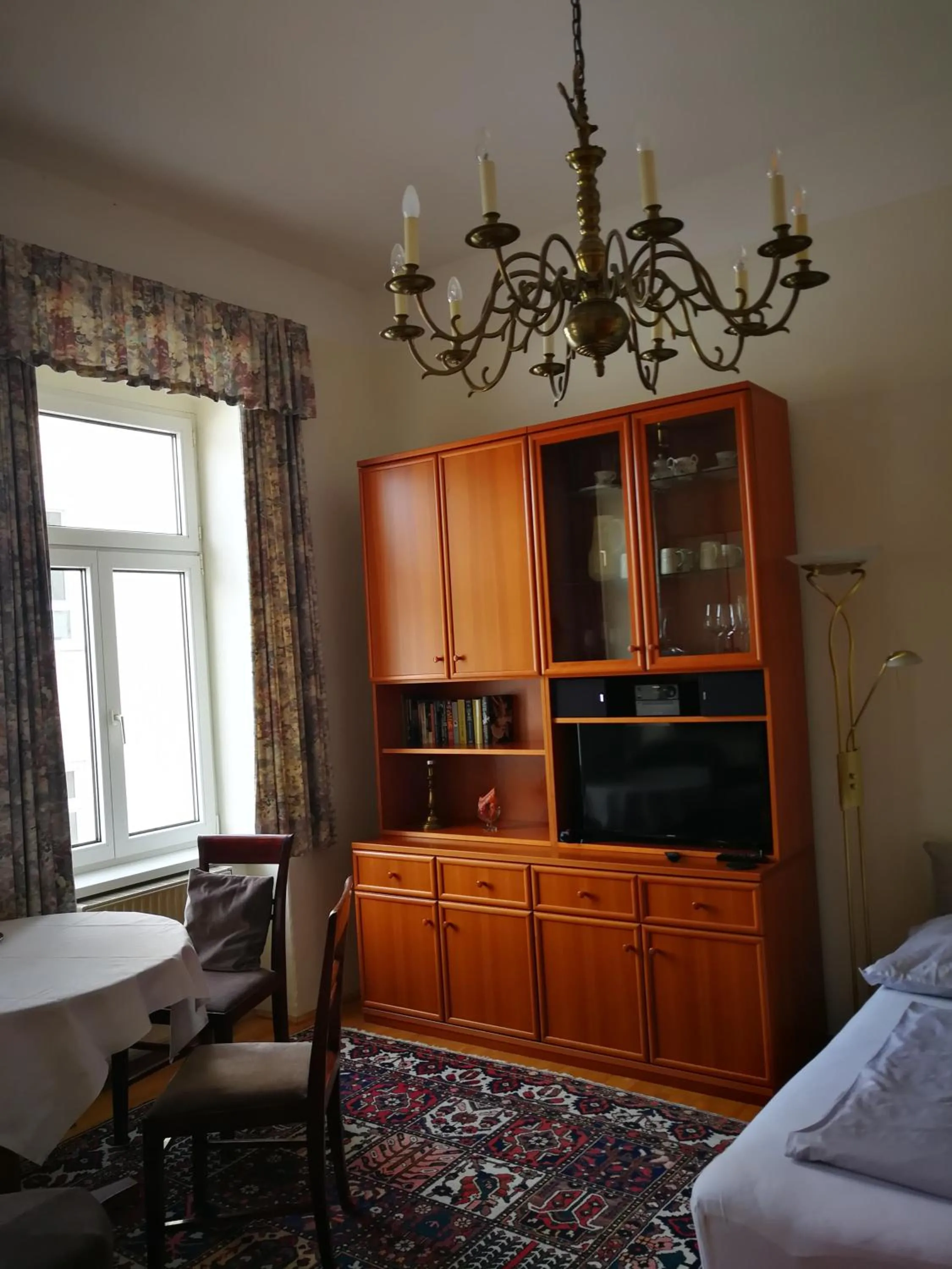 Photo of the whole room, Bed in Garconniere im ehemaligen Hotel Austria