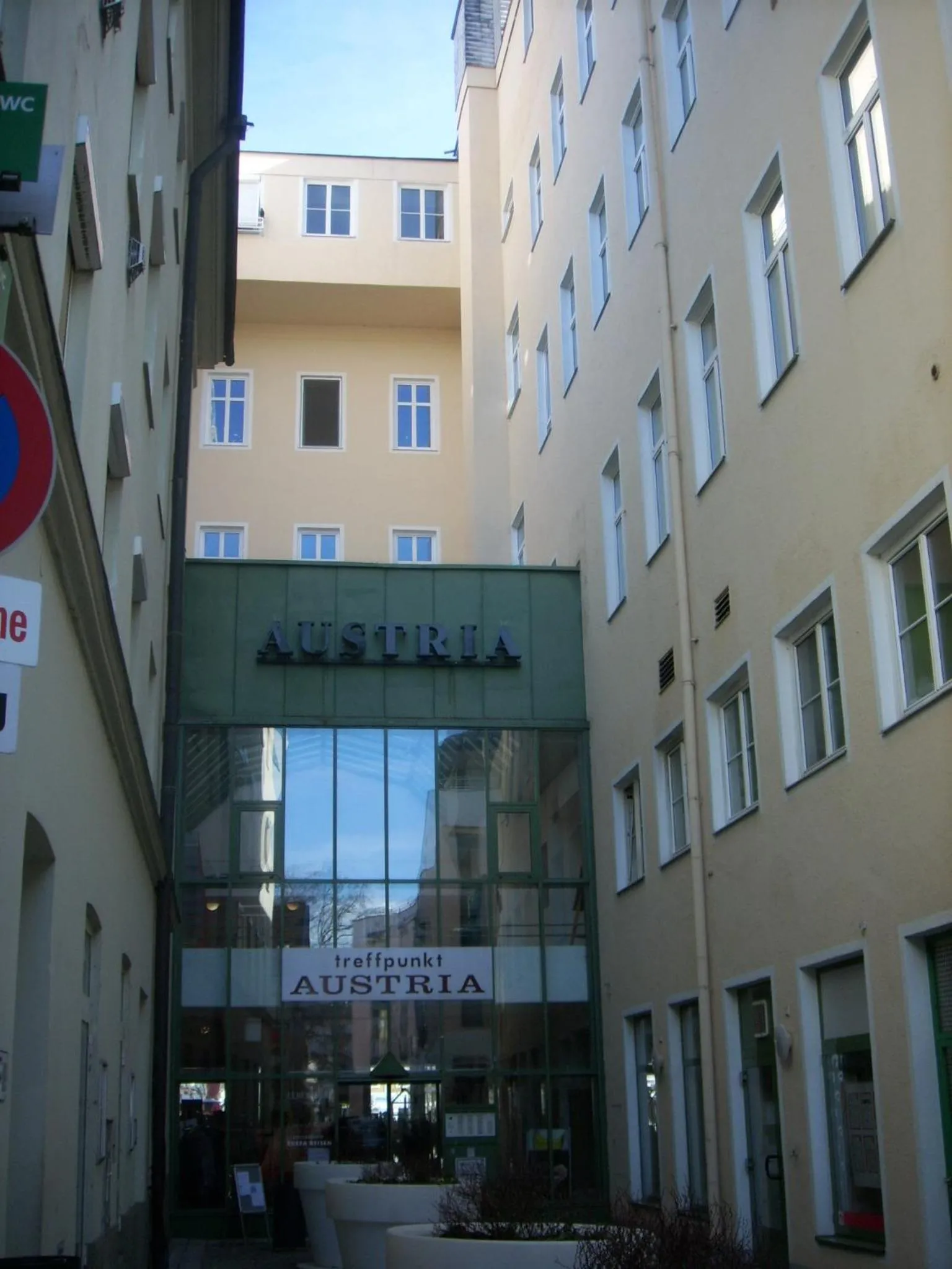 Facade/entrance in Garconniere im ehemaligen Hotel Austria