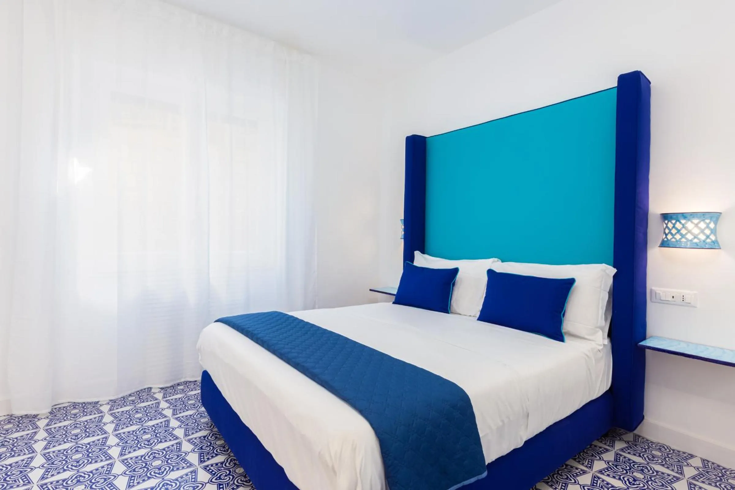 Bedroom, Bed in Blue Splendor Sorrento Apartment