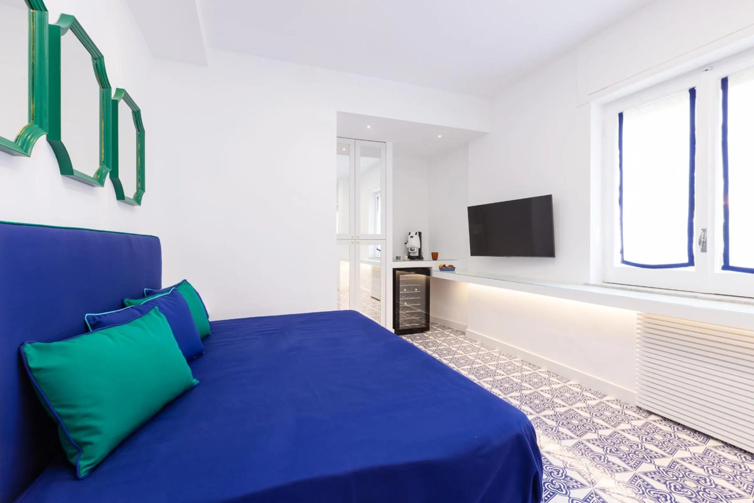 Communal lounge/ TV room, Bed in Blue Splendor Sorrento Apartment