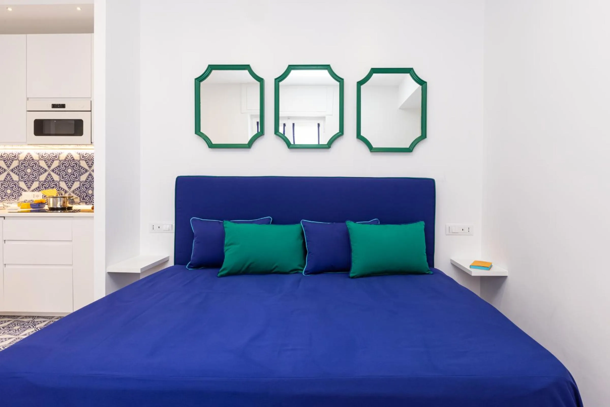 Communal lounge/ TV room, Bed in Blue Splendor Sorrento Apartment