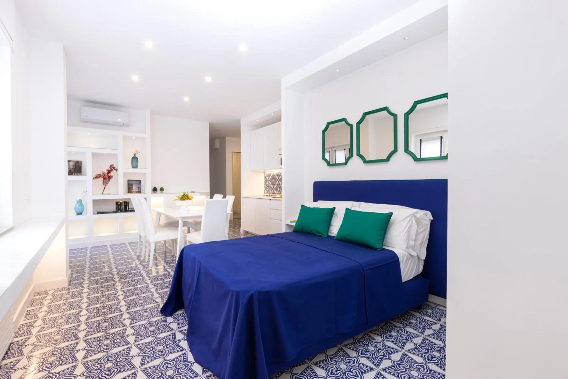 Lounge or bar, Bed in Blue Splendor Sorrento Apartment