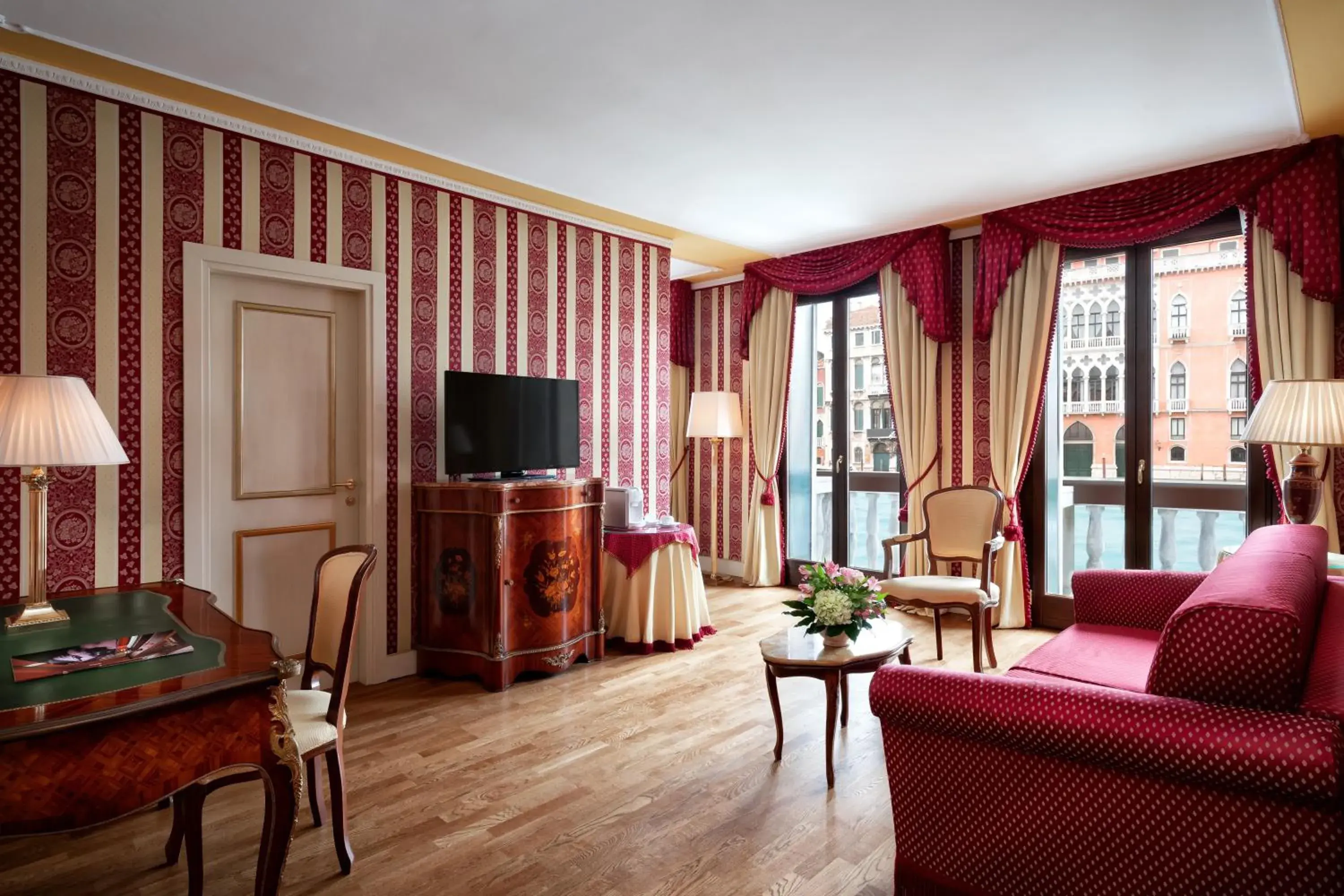 Suite Deluxe Grand Canal View in Sina Palazzo Sant'Angelo Suite Deluxe Grand Canal View in Sina Palazzo Sant'Angelo