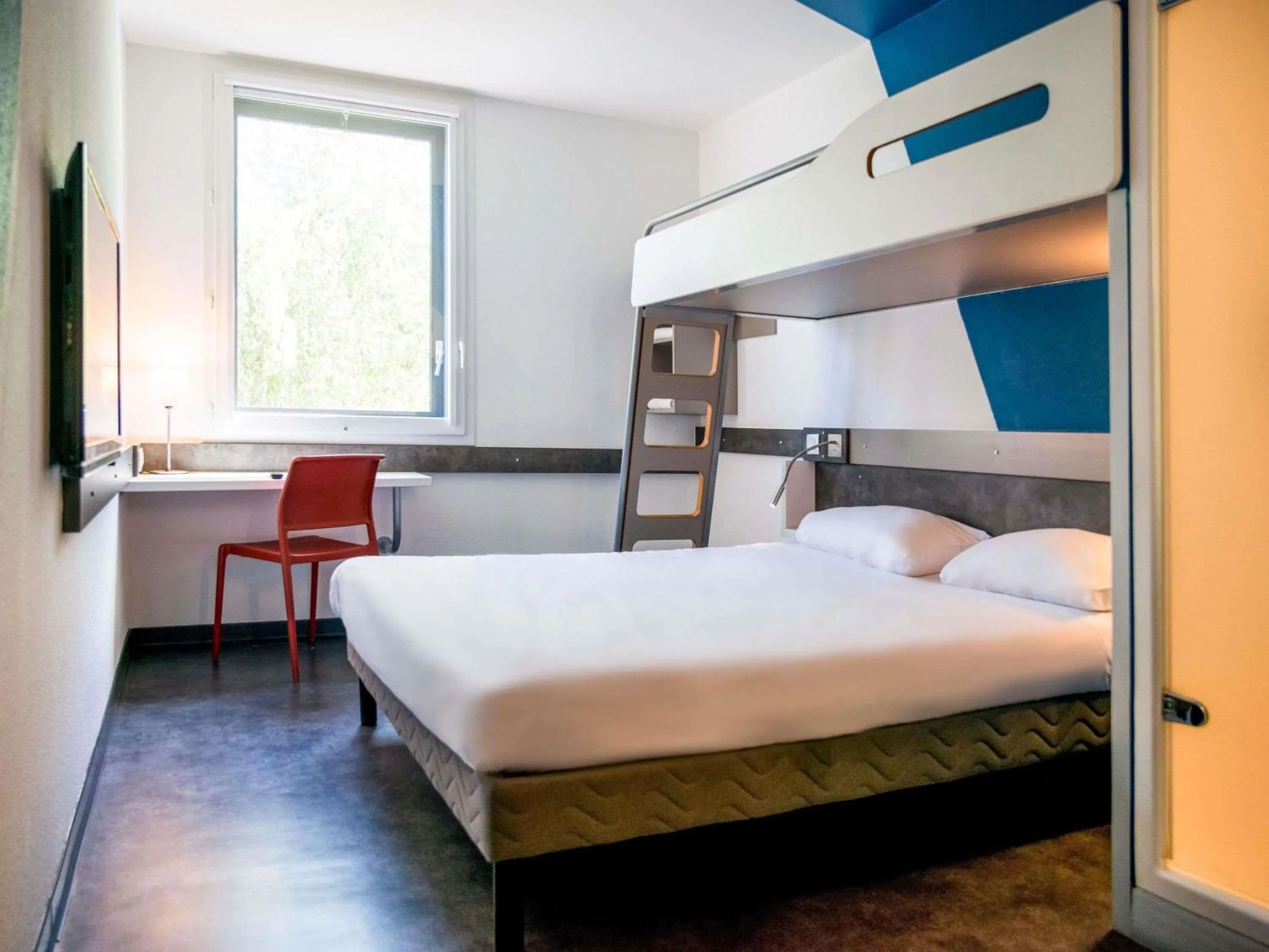 Bedroom, Bed in Ibis Budget Archamps Porte de Genève