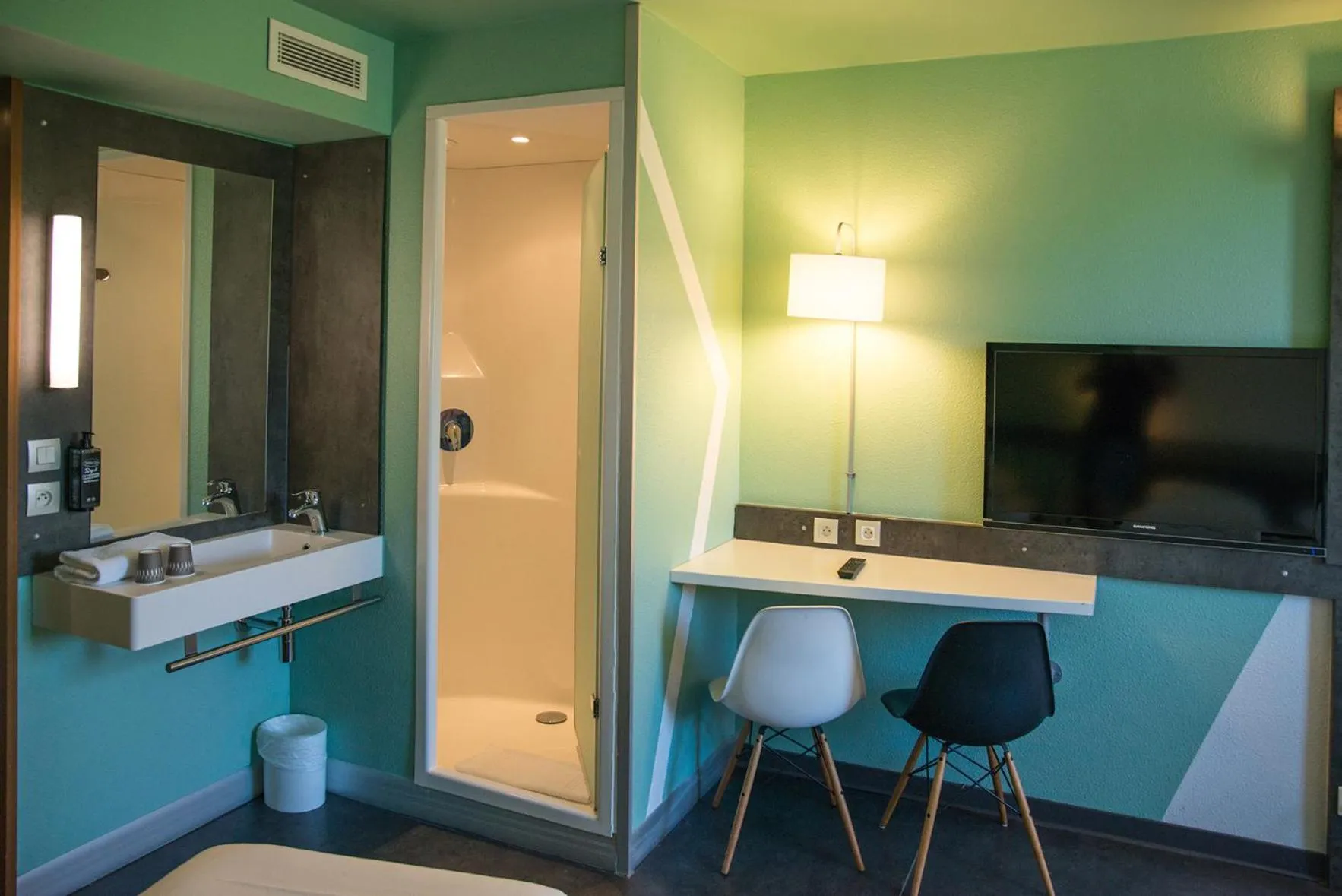 Shower in Ibis Budget Archamps Porte de Genève