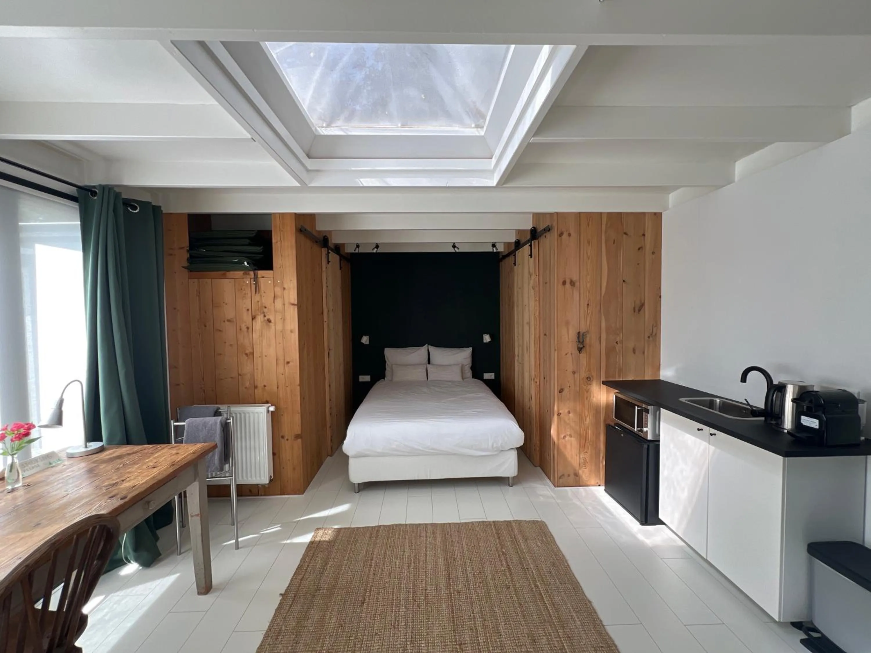 Photo of the whole room, Bed in de Merel