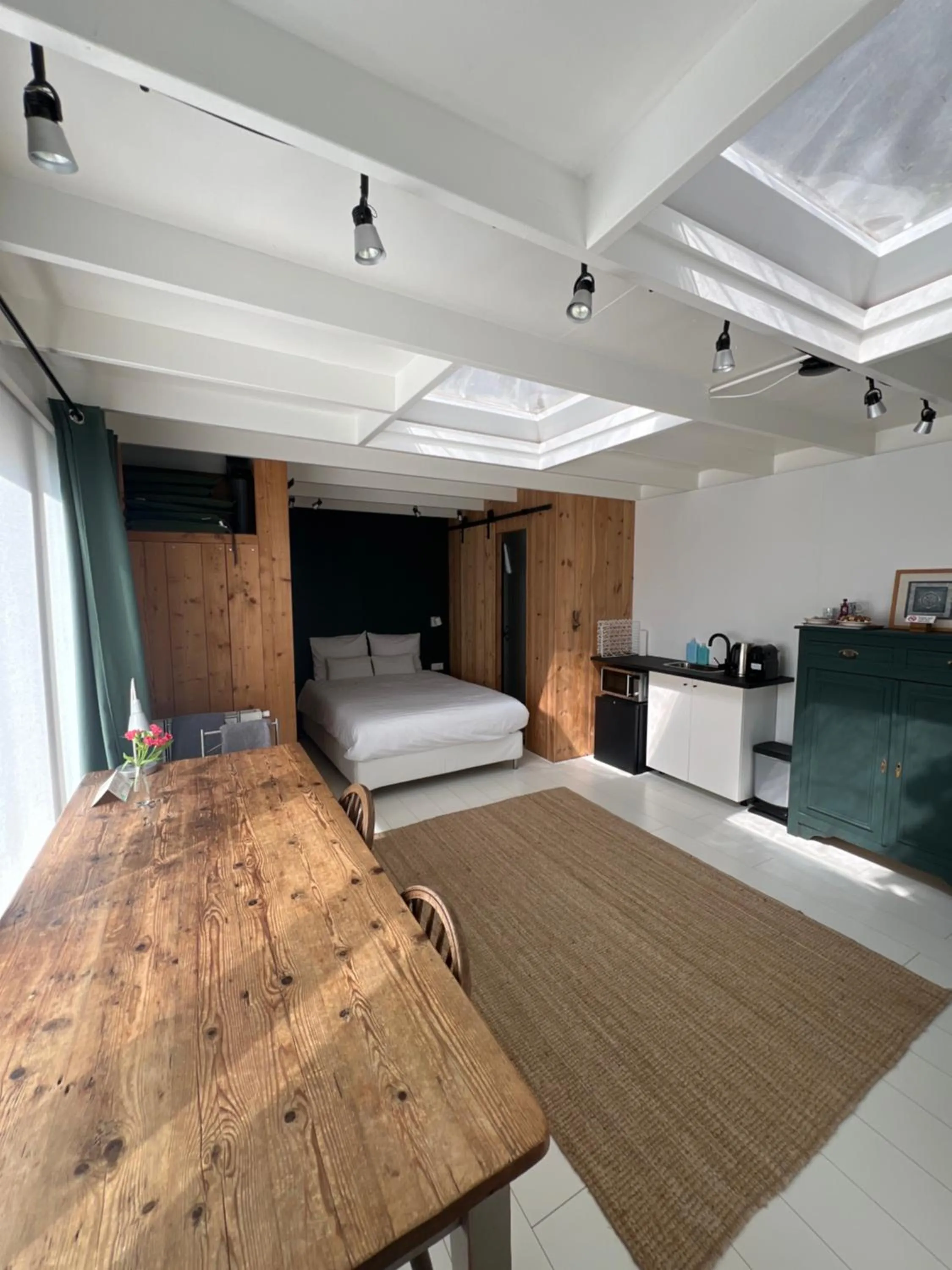 Photo of the whole room, Bed in de Merel