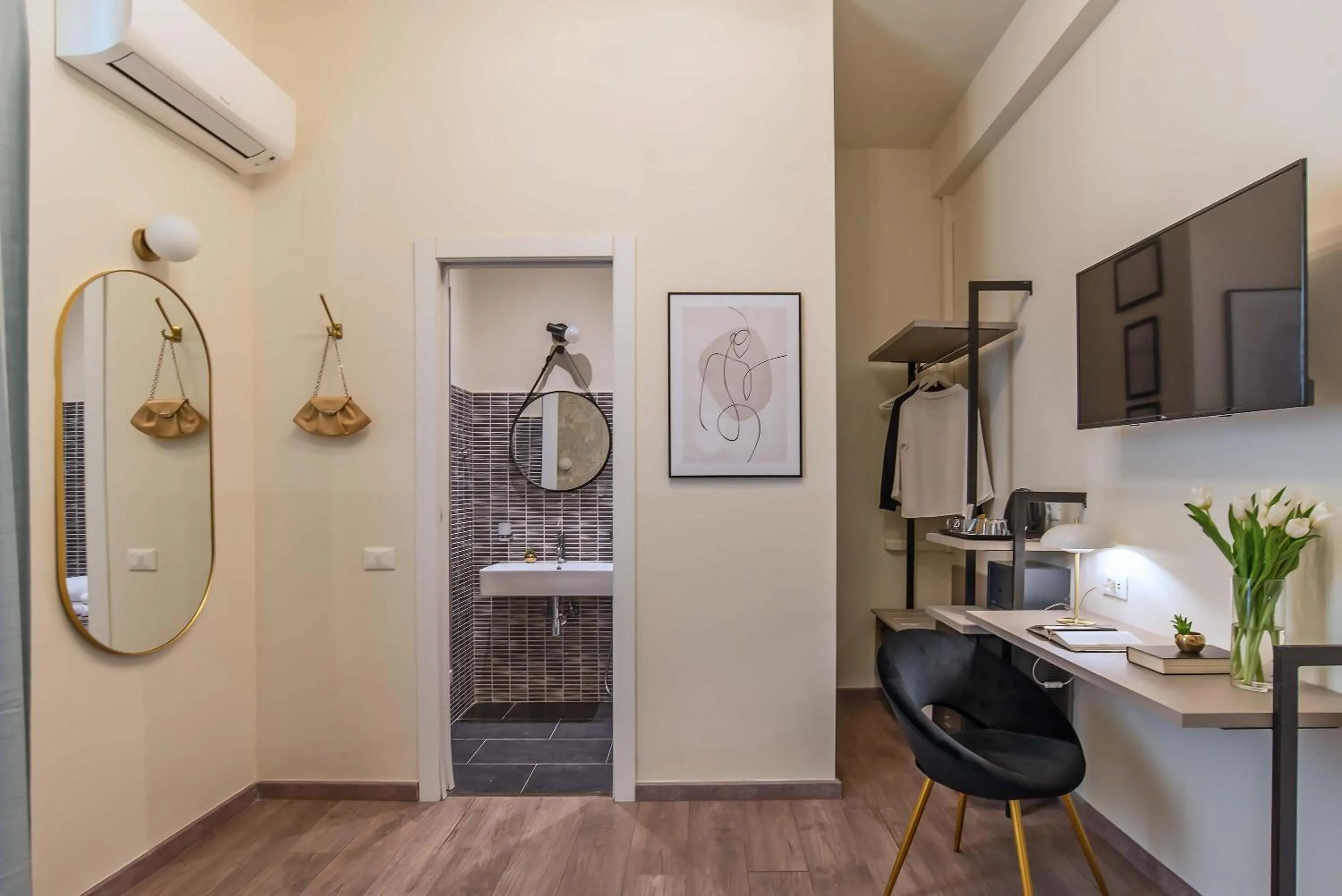 Decorative detail in 94Rooms Vatican Guest House- Scipioni