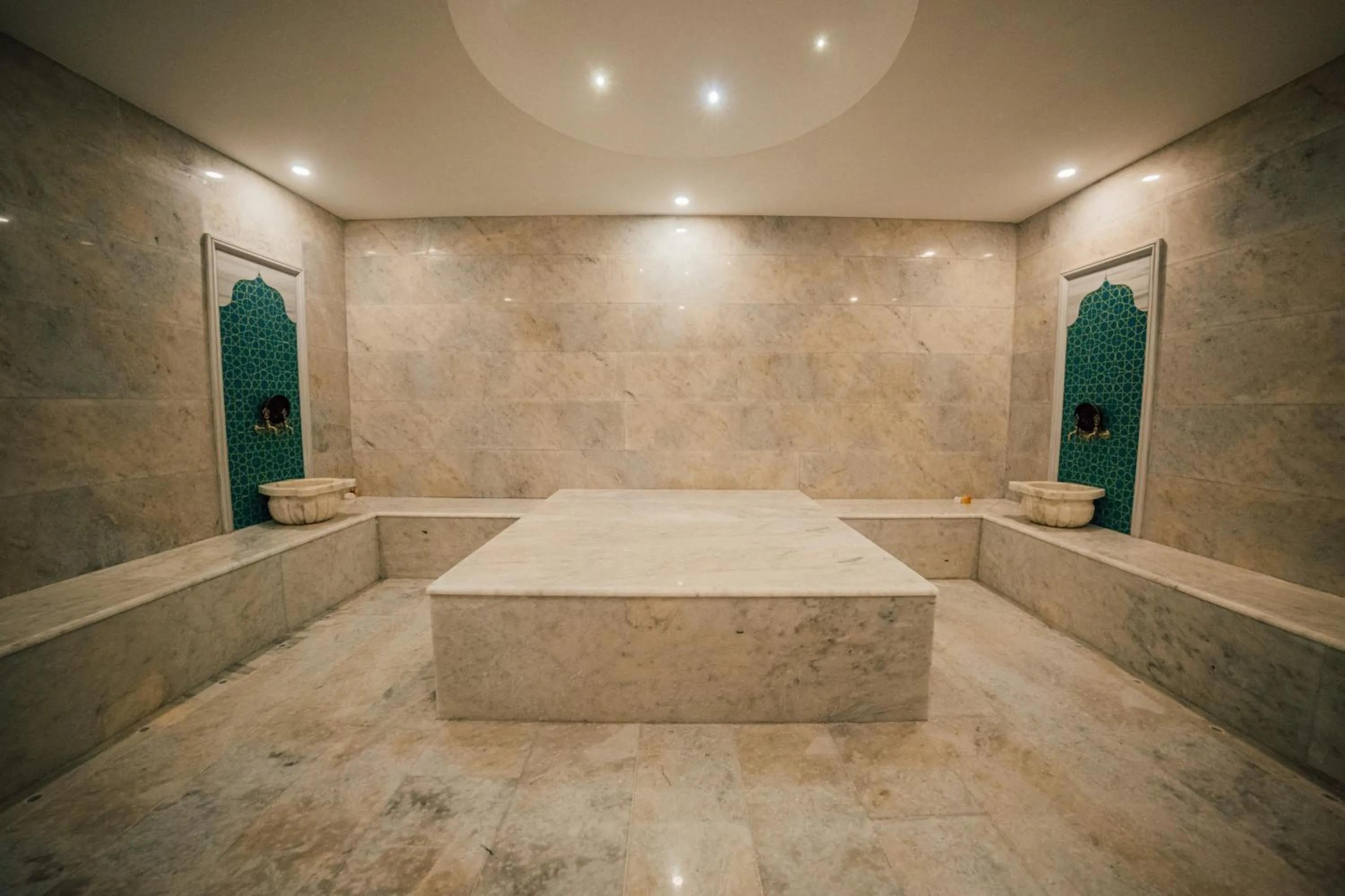 Public Bath in The Remote Hotel