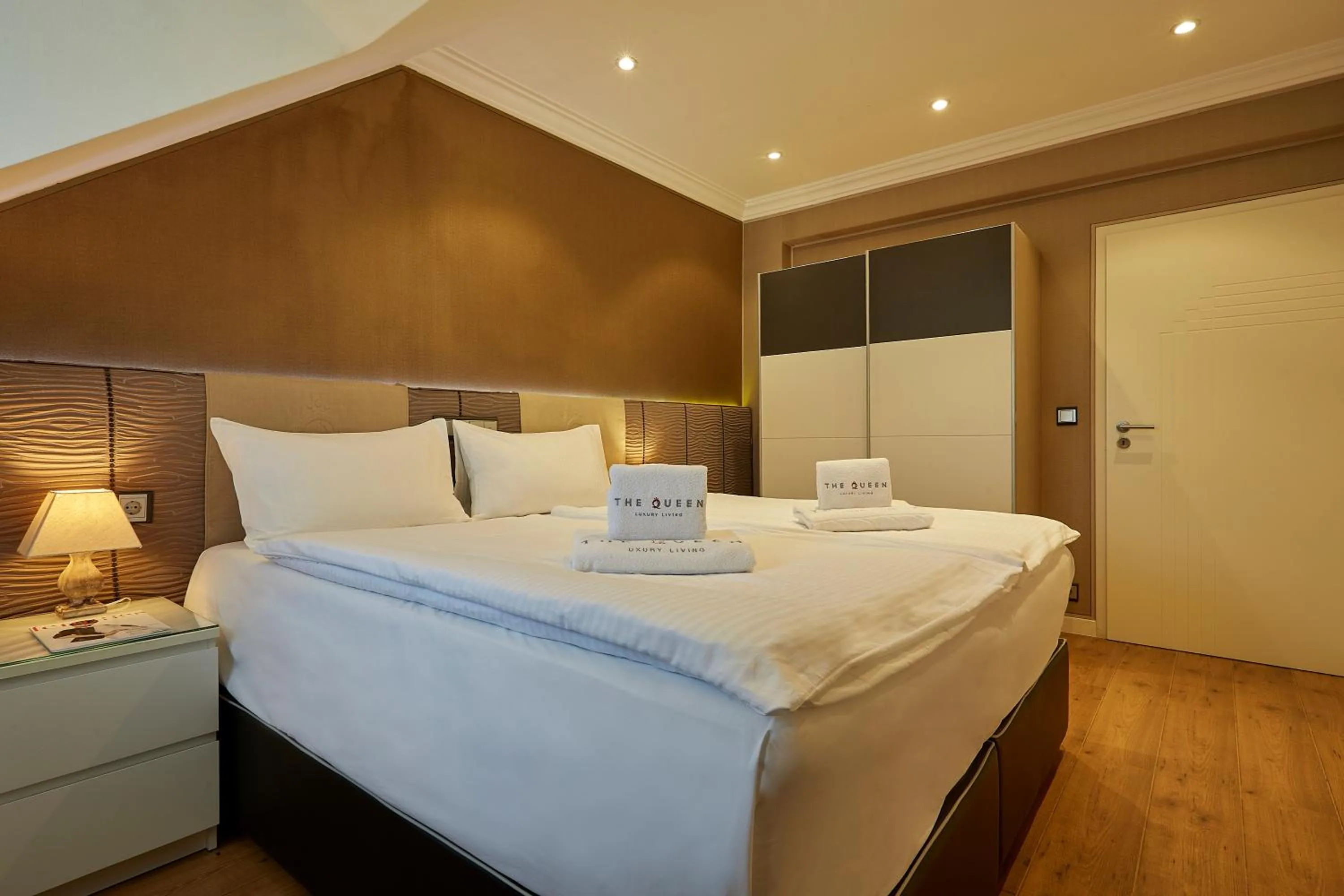Bedroom, Bed in The Queen Luxury Apartments - Villa Cortina