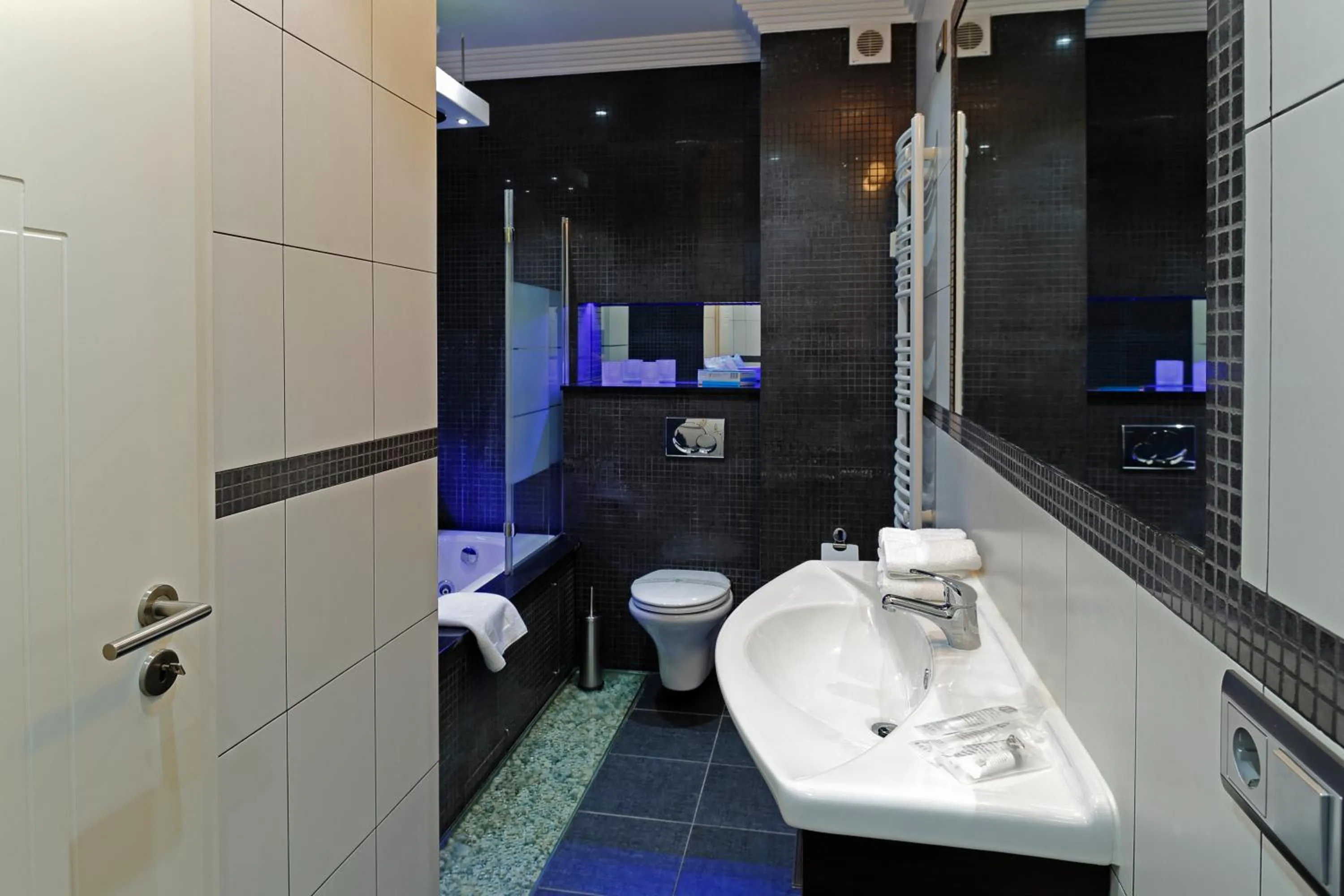 Bathroom in The Queen Luxury Apartments - Villa Cortina