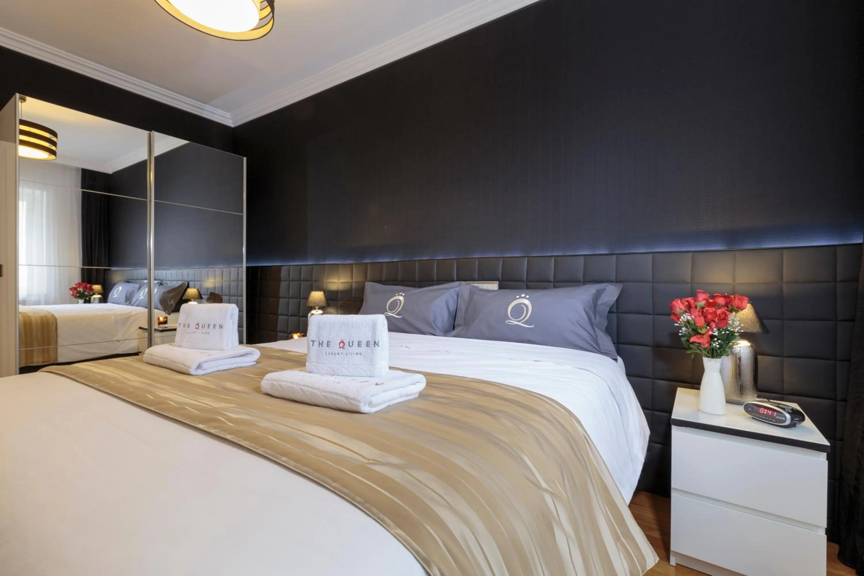 Bedroom, Bed in The Queen Luxury Apartments - Villa Cortina