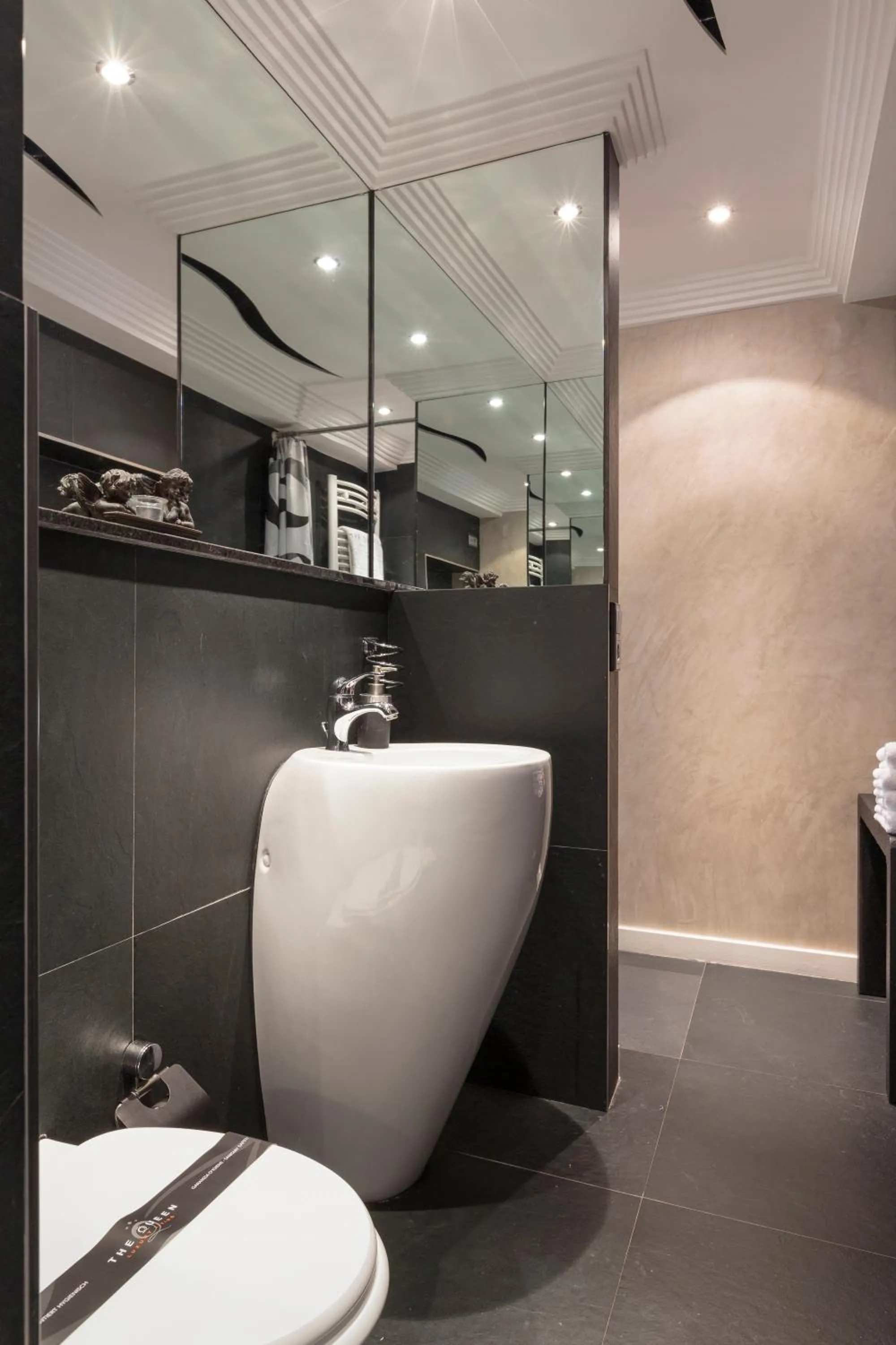 Toilet in The Queen Luxury Apartments - Villa Cortina