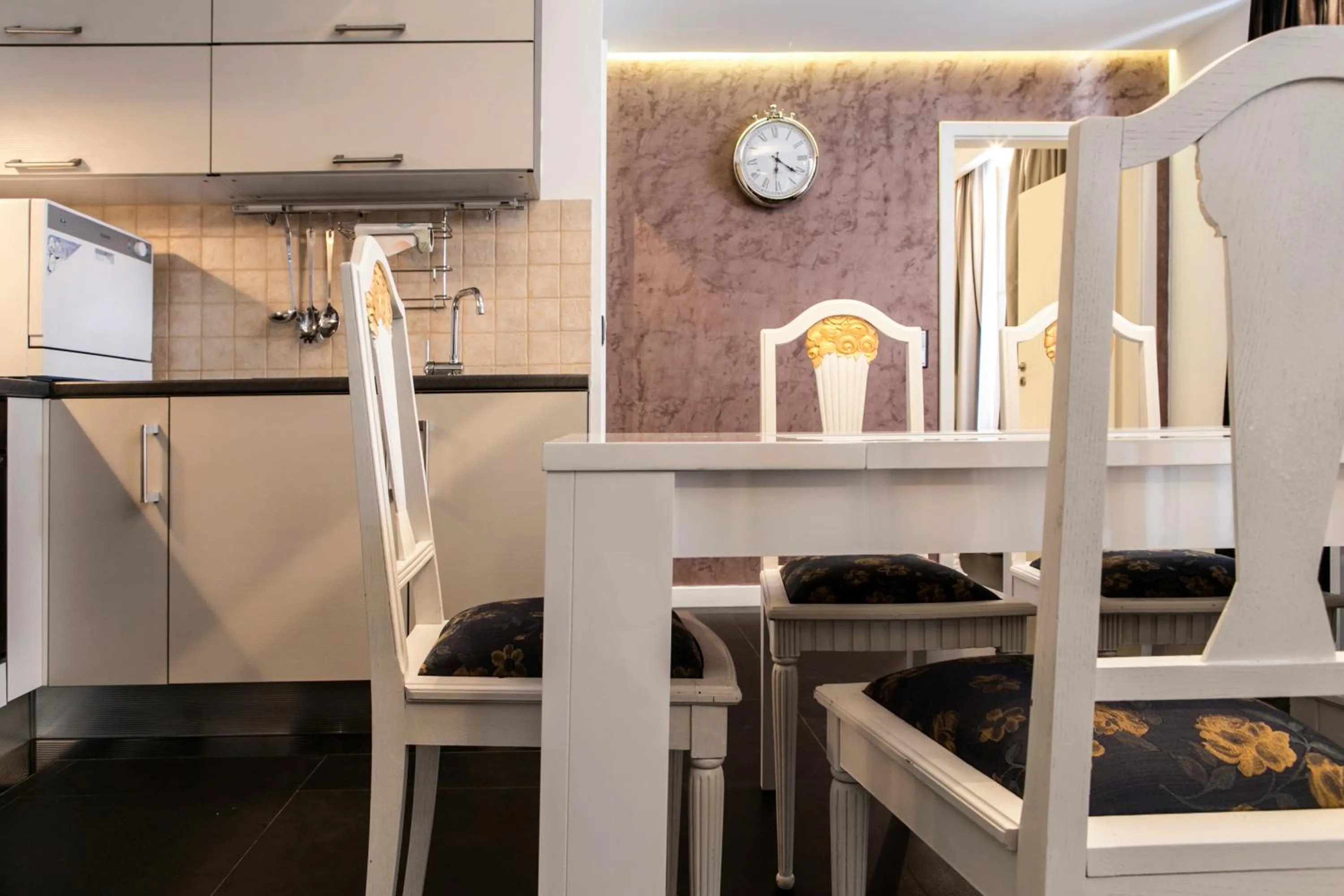 Kitchen or kitchenette in The Queen Luxury Apartments - Villa Cortina