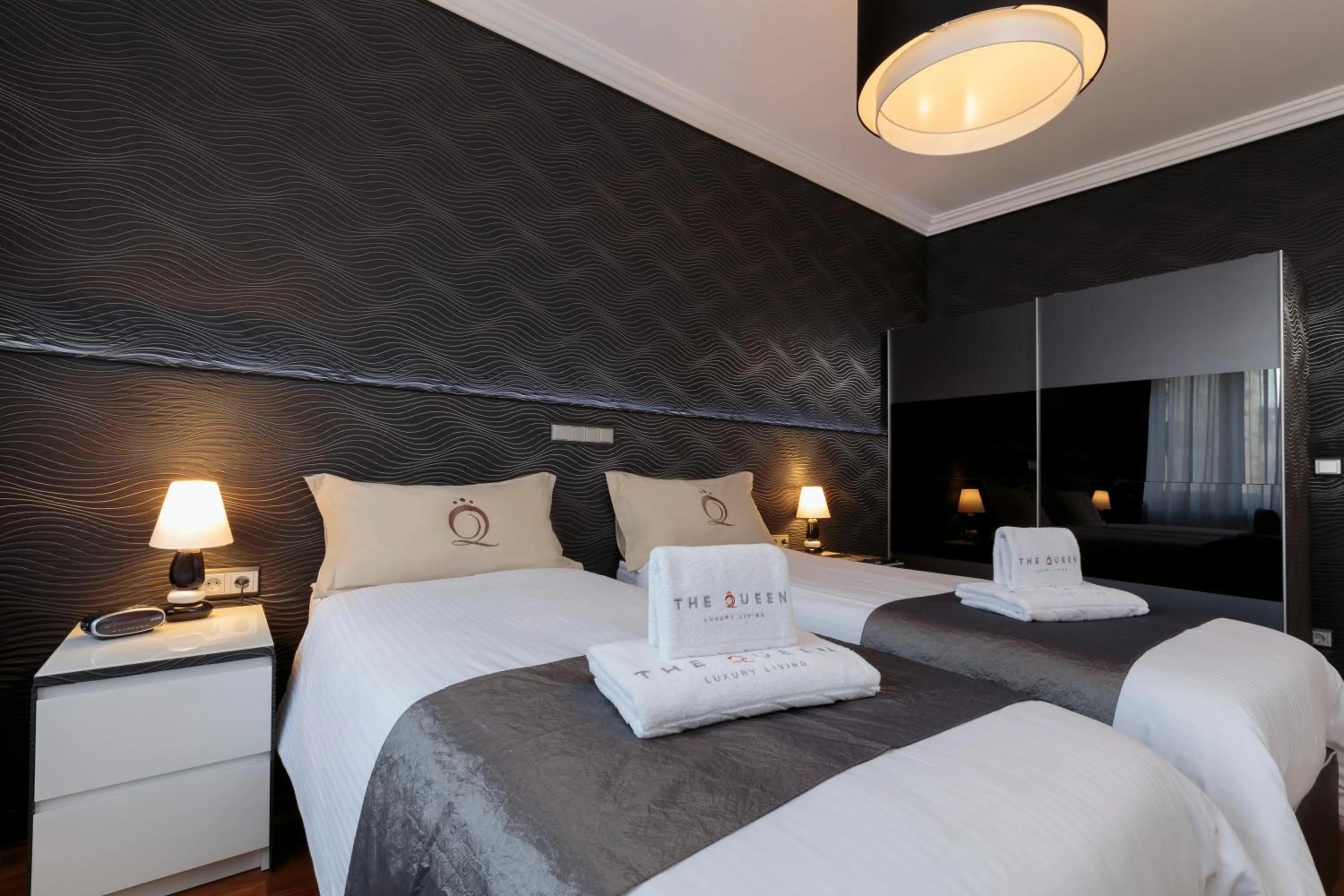 Bedroom, Bed in The Queen Luxury Apartments - Villa Cortina