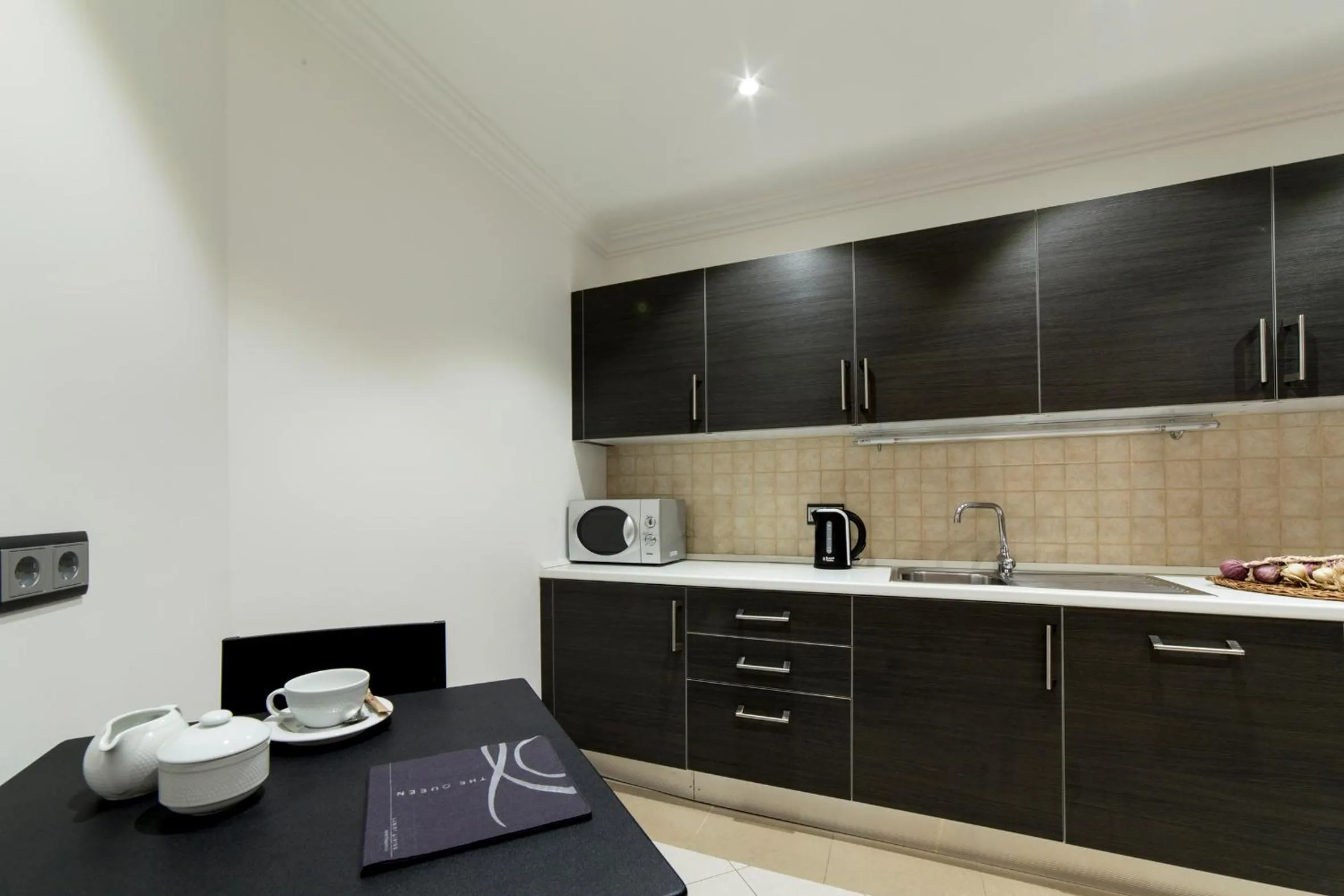 Communal kitchen in The Queen Luxury Apartments - Villa Cortina
