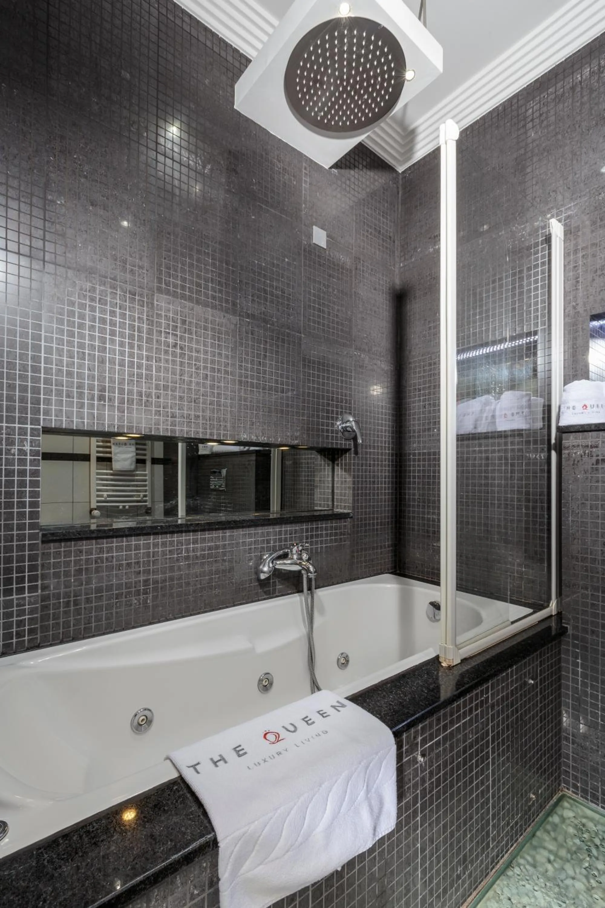 Bathroom in The Queen Luxury Apartments - Villa Cortina