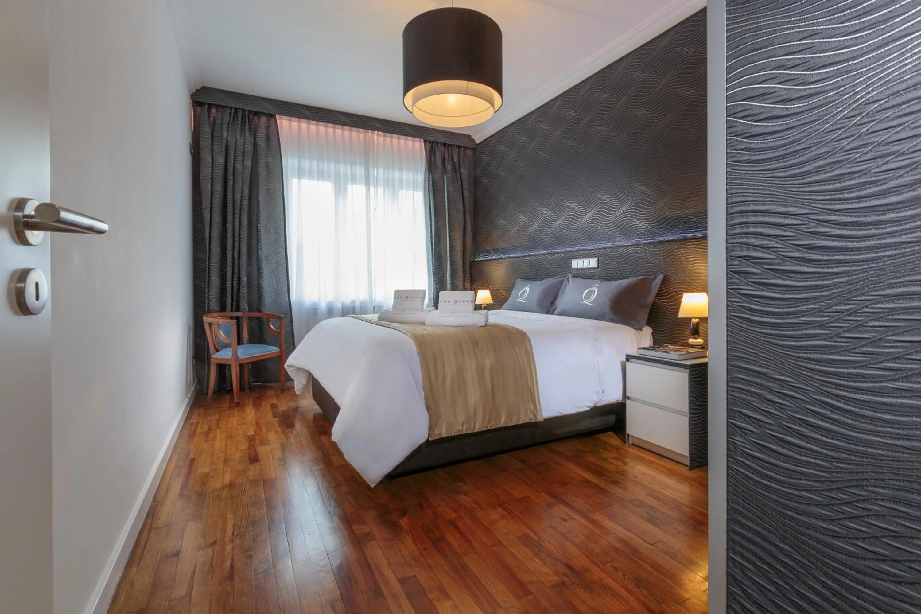 Bedroom, Bed in The Queen Luxury Apartments - Villa Cortina