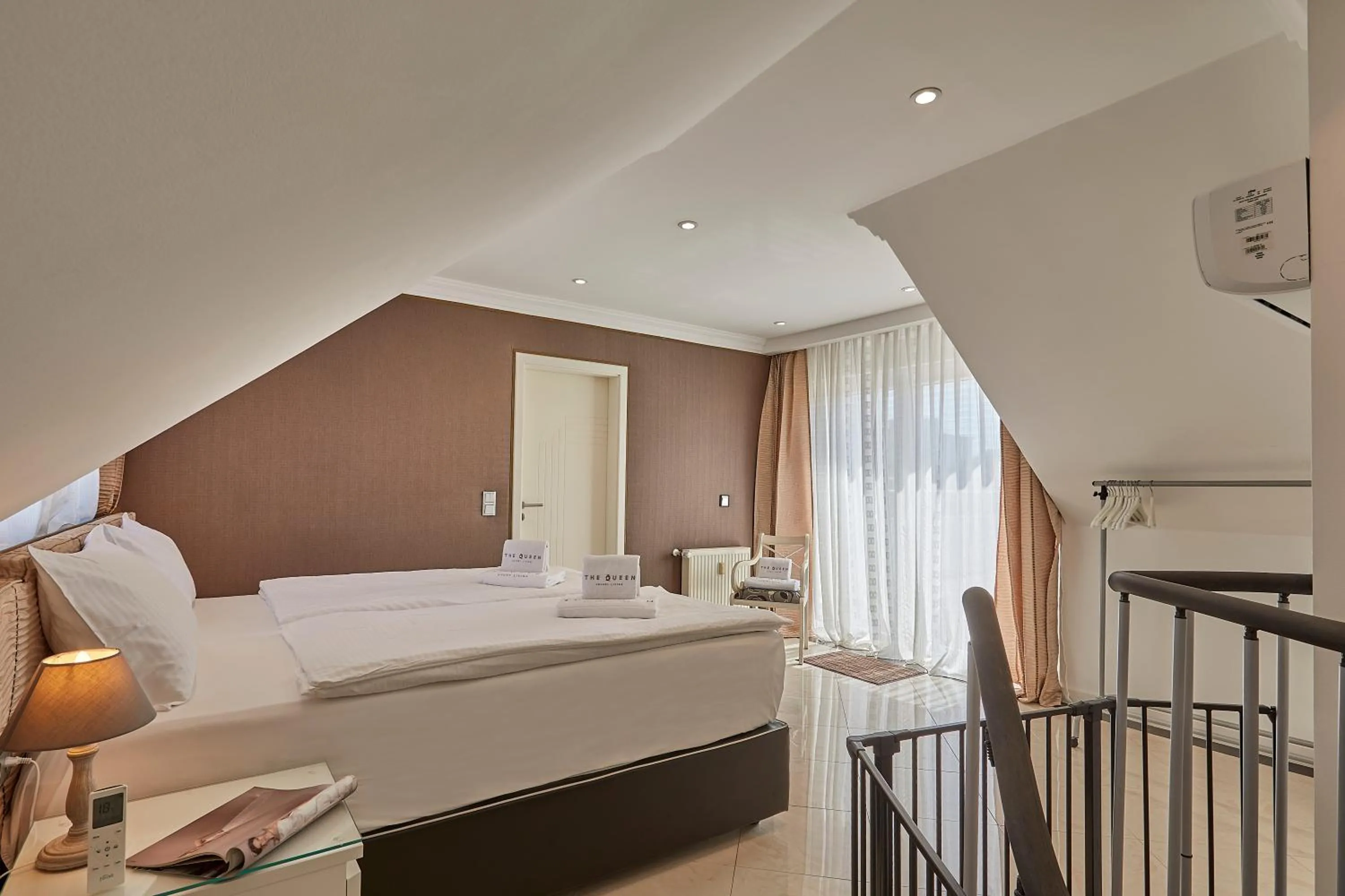 Bedroom, Bed in The Queen Luxury Apartments - Villa Cortina
